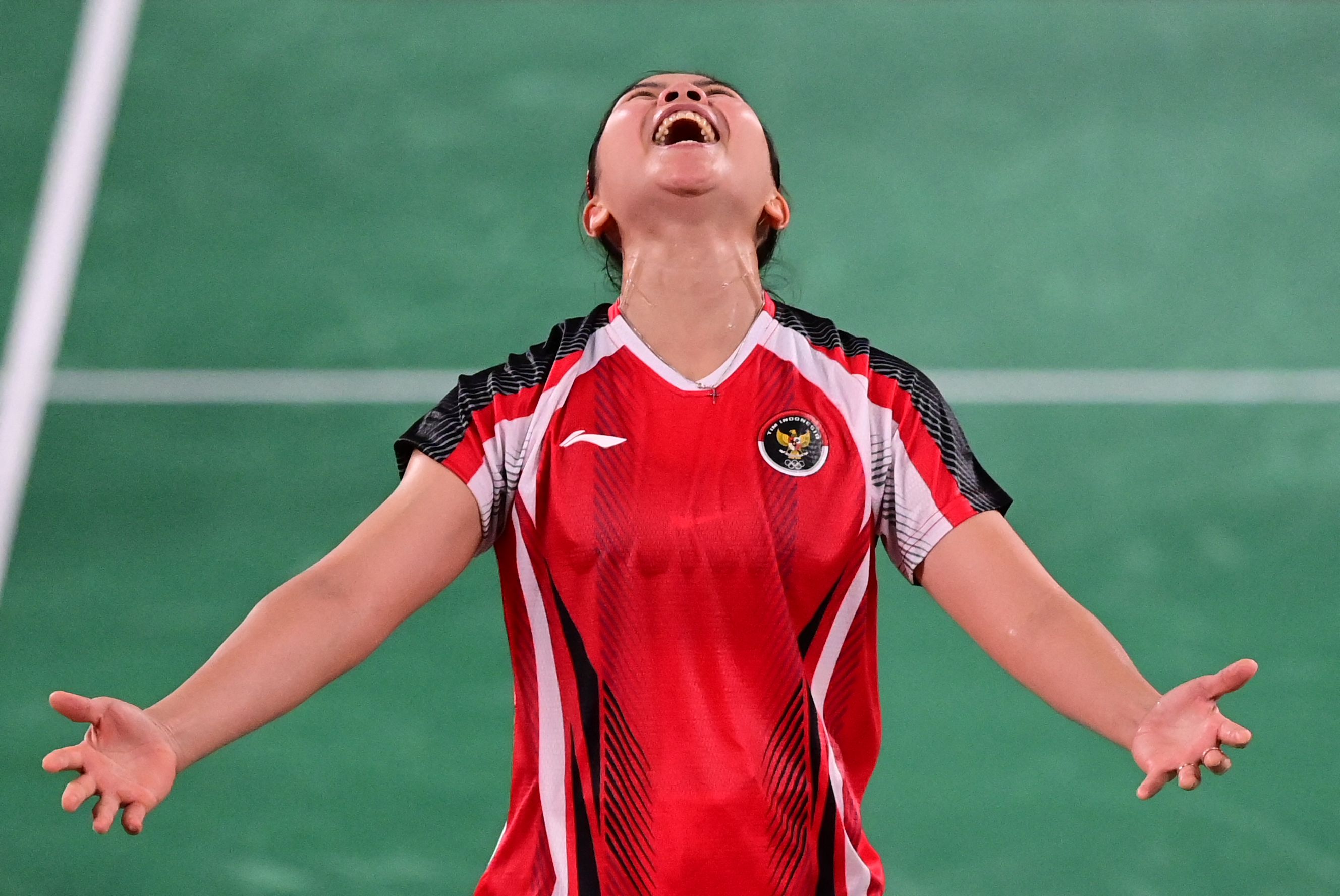 Pemain bulu tangkis ganda putri Indonesia, Greysia Polii, melakukan selebrasi setelah dia dan Apriyani Rahayu menumbangkan pasangan Korsel.