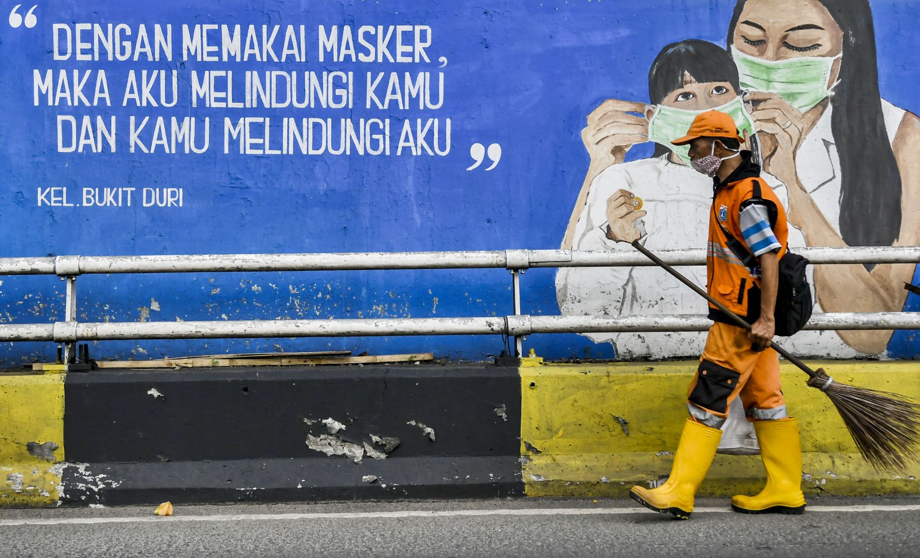 Spanduk pengingat penerapan protokol kesehatan untuk mencegah penularan Covid-19.