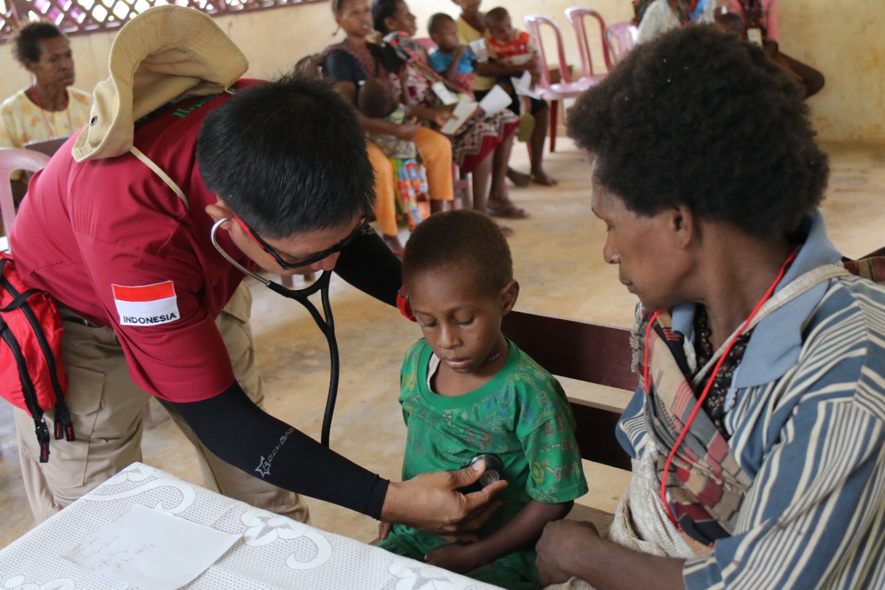 Dokter di Klinik Asiki memeriksa anak yang terkena malaria di Desa Asiki, Boven Digoel, Papua. 