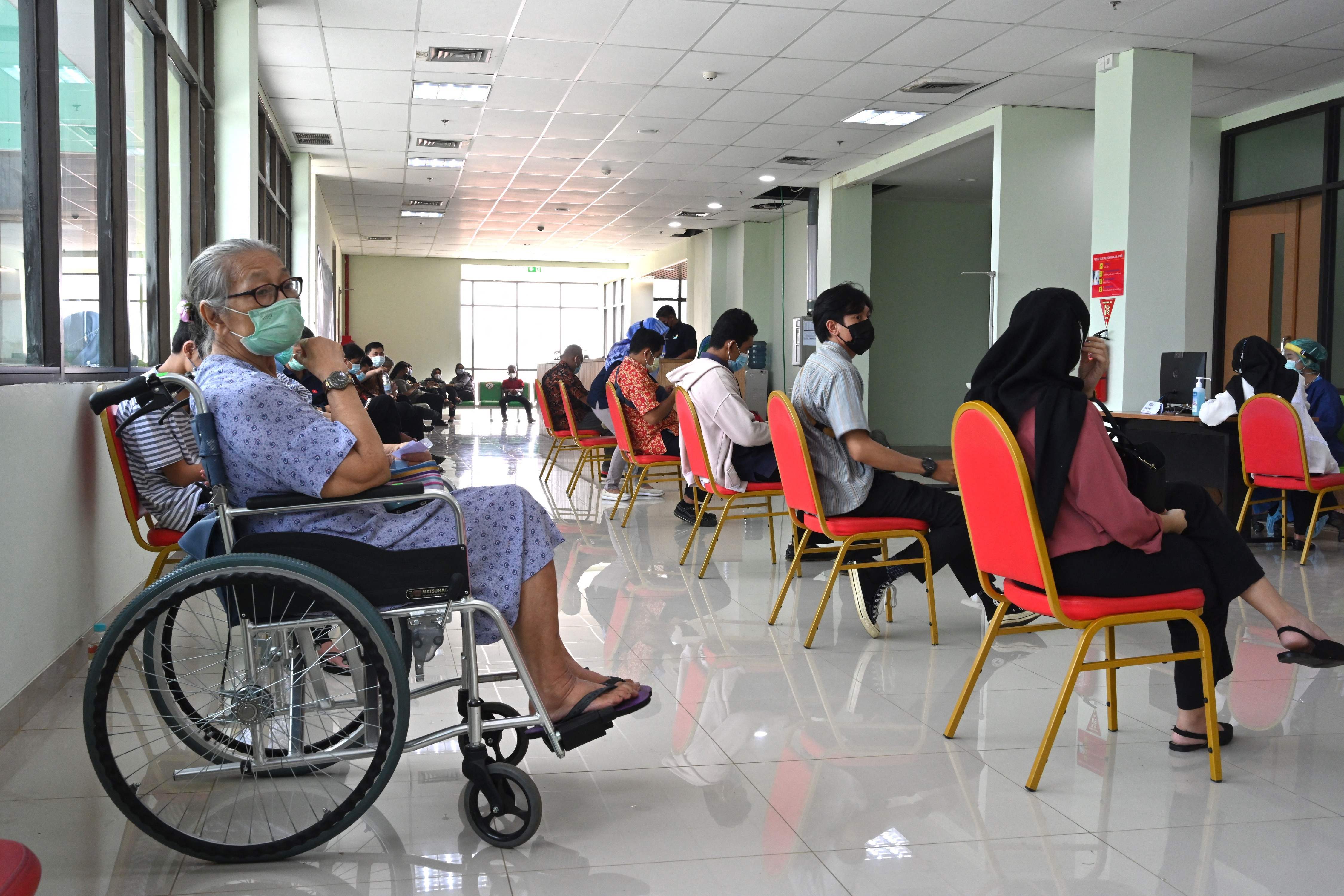 Warga mengantre untuk divaksin covid-19 di Depok, Jawa Barat.