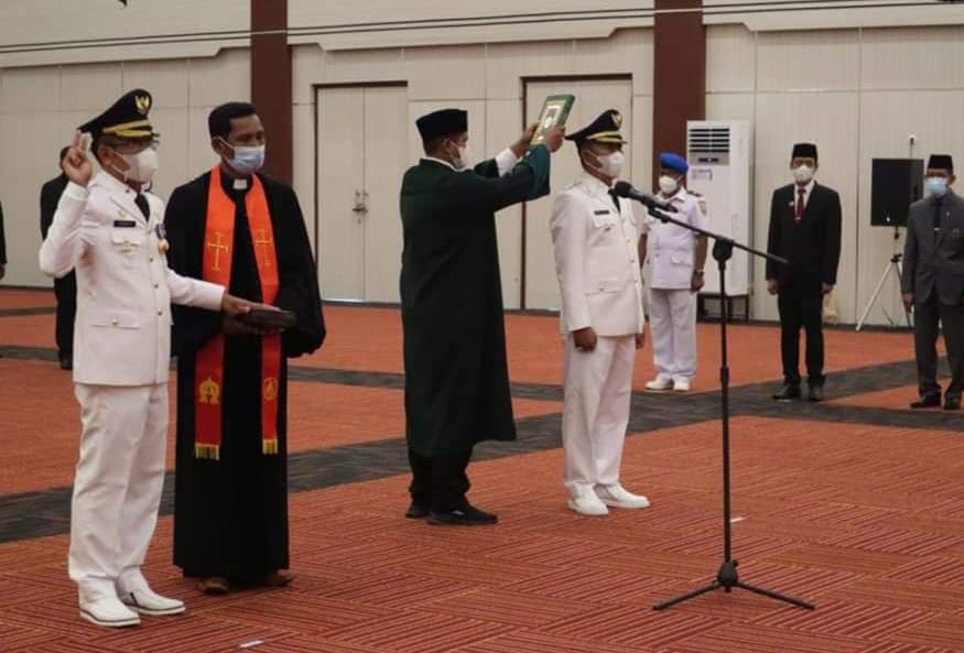 Bupati dan wakil bupati Halmahera Utara Frans Manery dan Muchlis Tapi Tapi saat di Lantik Jumat sore (9/7)