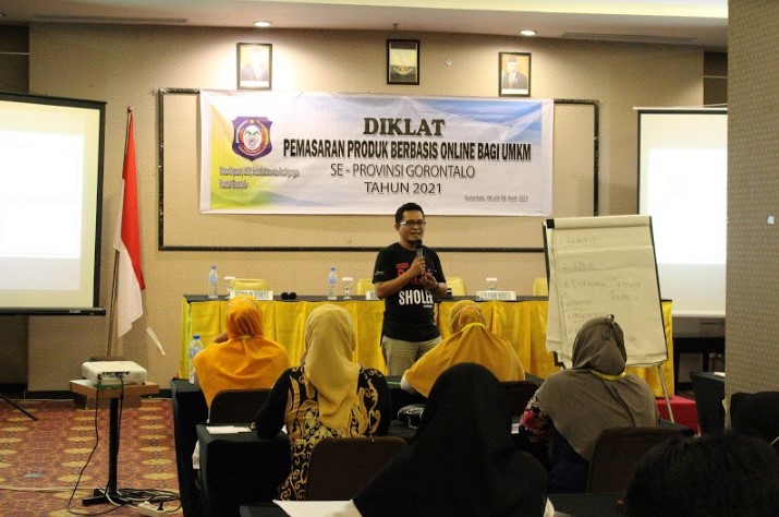 Iswan Febriyanto dalam sebuah acara diklat bersama pelaku UMKM.
