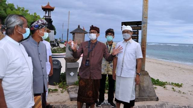 Sandiaga di Pantai Pandawa, Bali