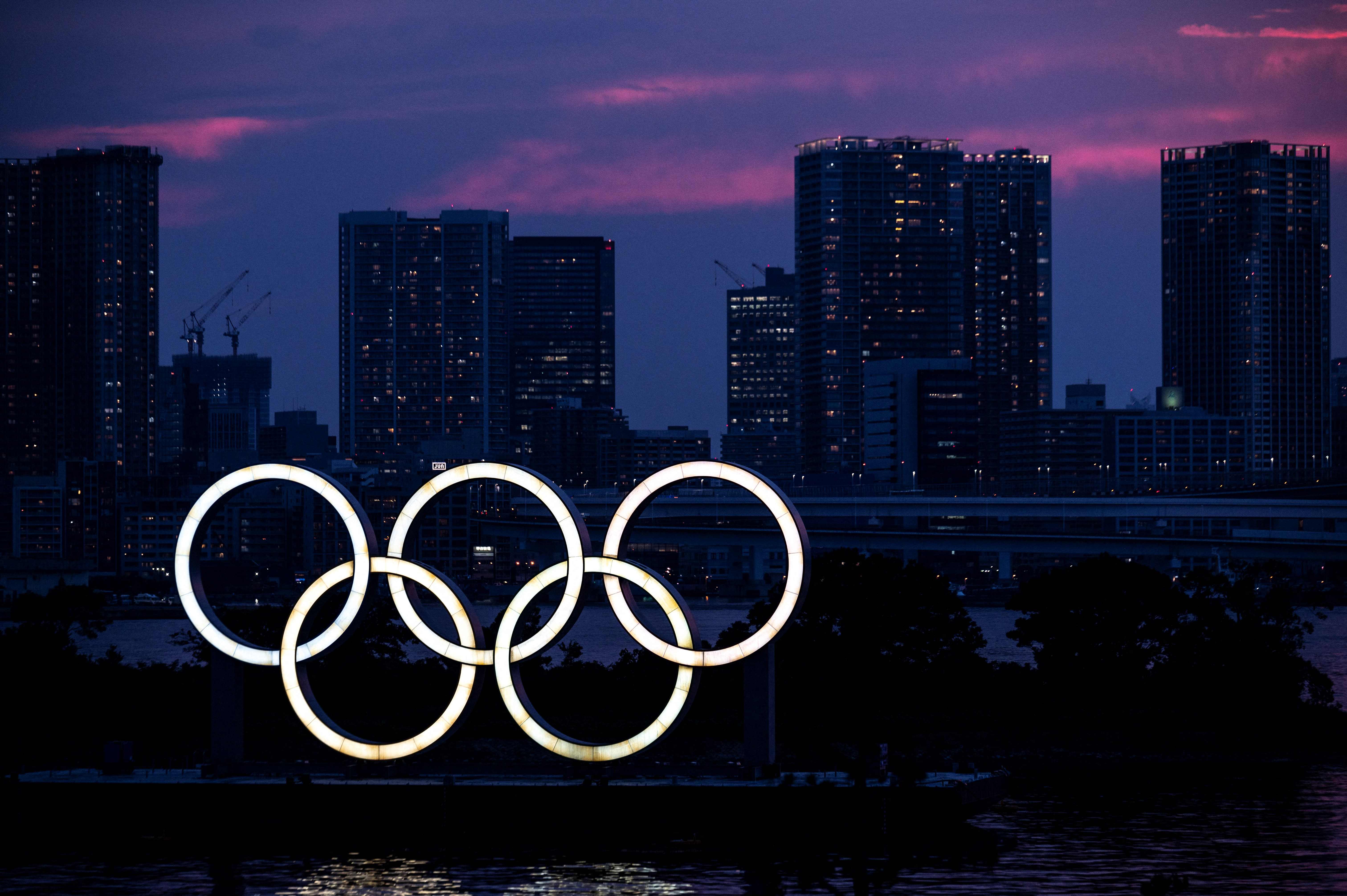 Pemandangan di tepi Sungai Odaiba yang menunjukkan logo Olimpiade Tokyo.