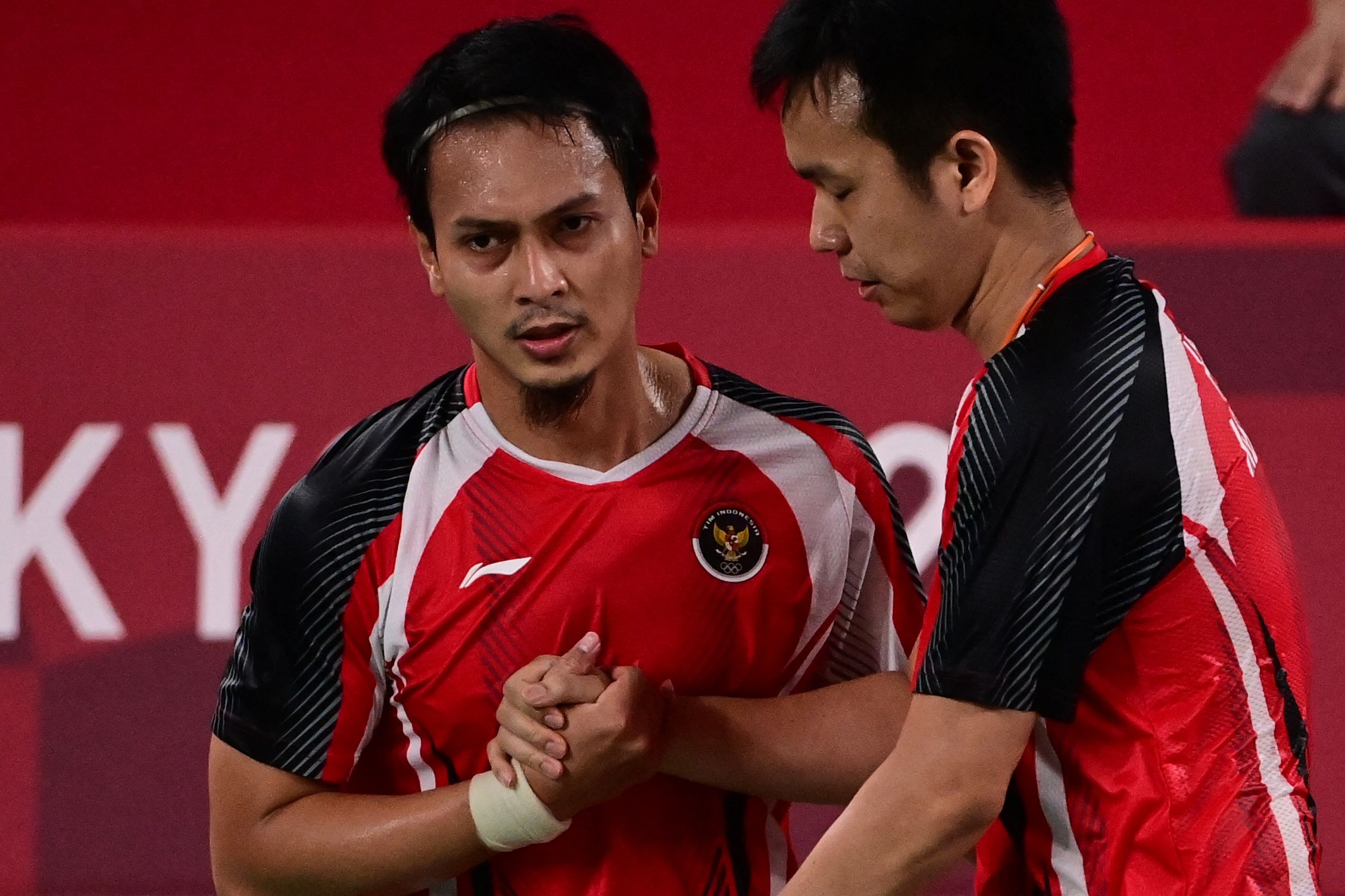 Ganda putra Indonesia, Hendra Setiawan / Mohammad Ahsan berhasil lolos ke babak semifinal bulu tangkis Olimpiade Tokyo 2020.