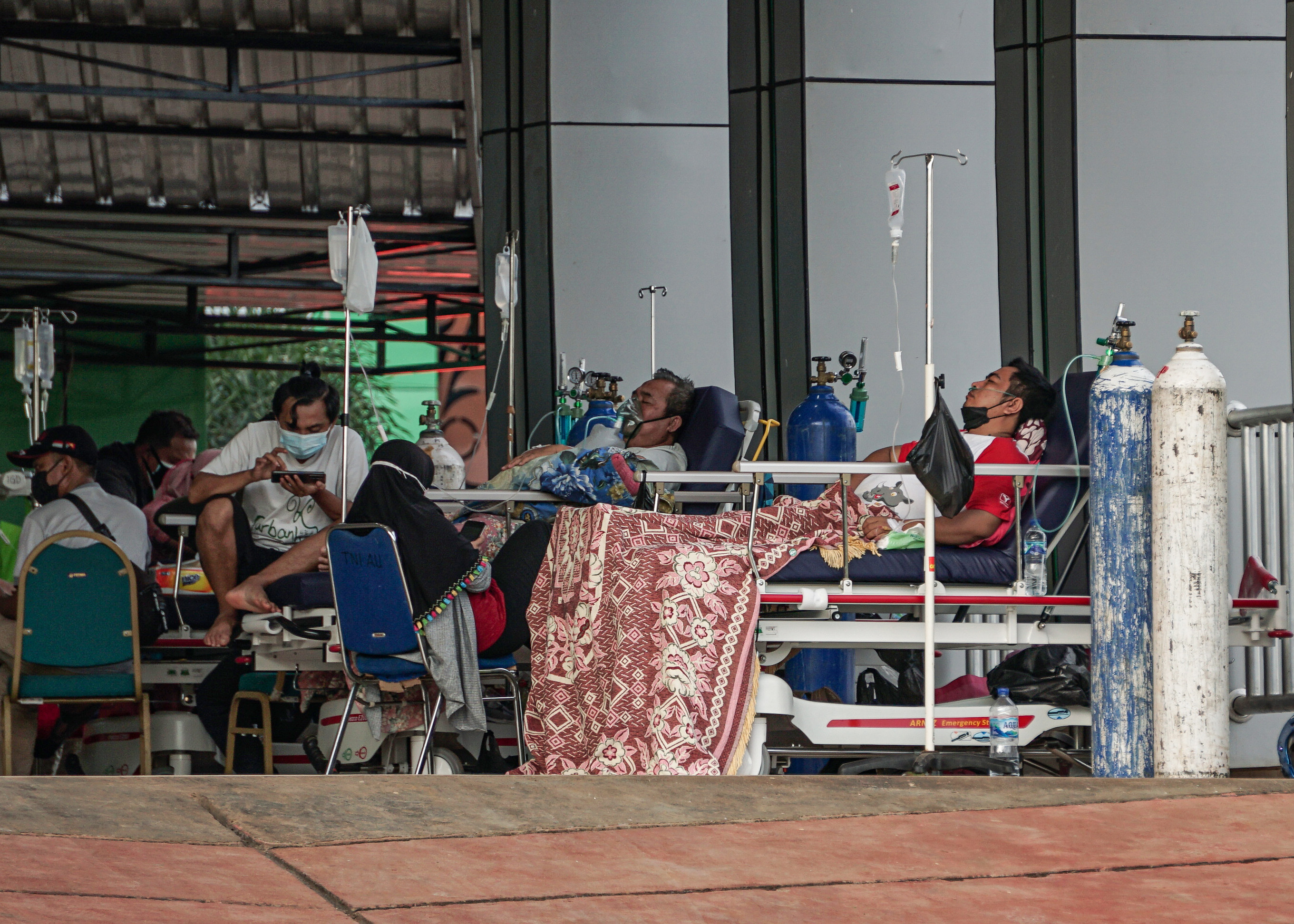 Sejumlah pasien berada di teras gedung Instalasi Gawat Darurat (IGD) Rumah Sakit Umum Daerah (RSUD) Jayapura, Papua, Jumat (16/7/2021)