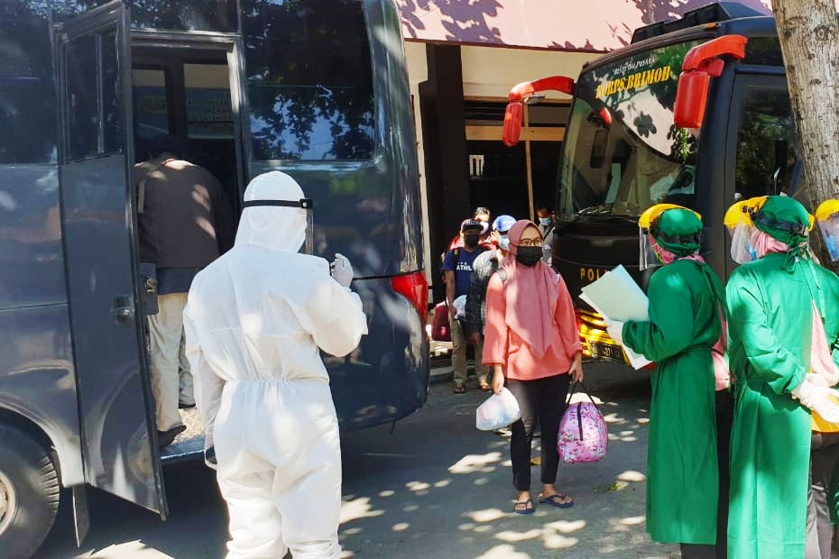 Proses evakuasi pasien covid-19 Klaten di GOR Gelarsena menuju Asrama Haji Donohudan.