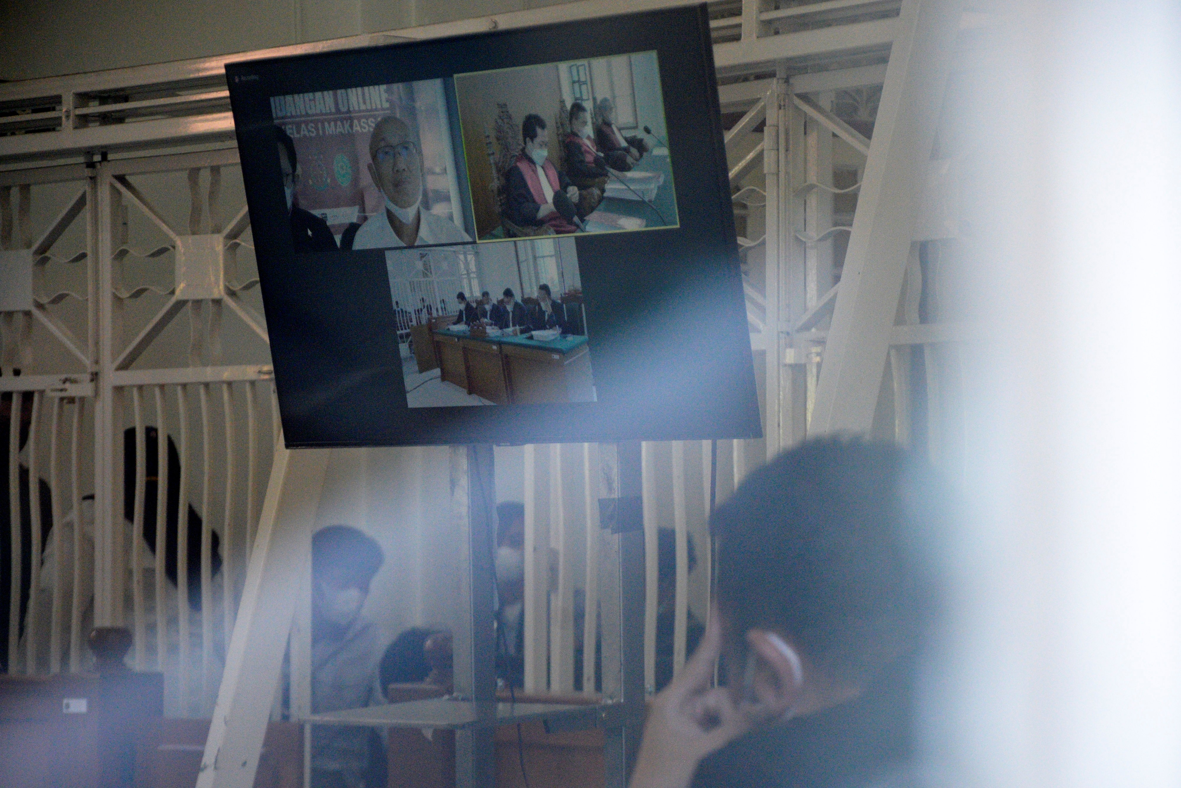 Terdakwa kasus suap proyek infrastruktur di lingkungan Pemprov Sulawesi Selatan Agung Sucipto terlihat di layar monitor.