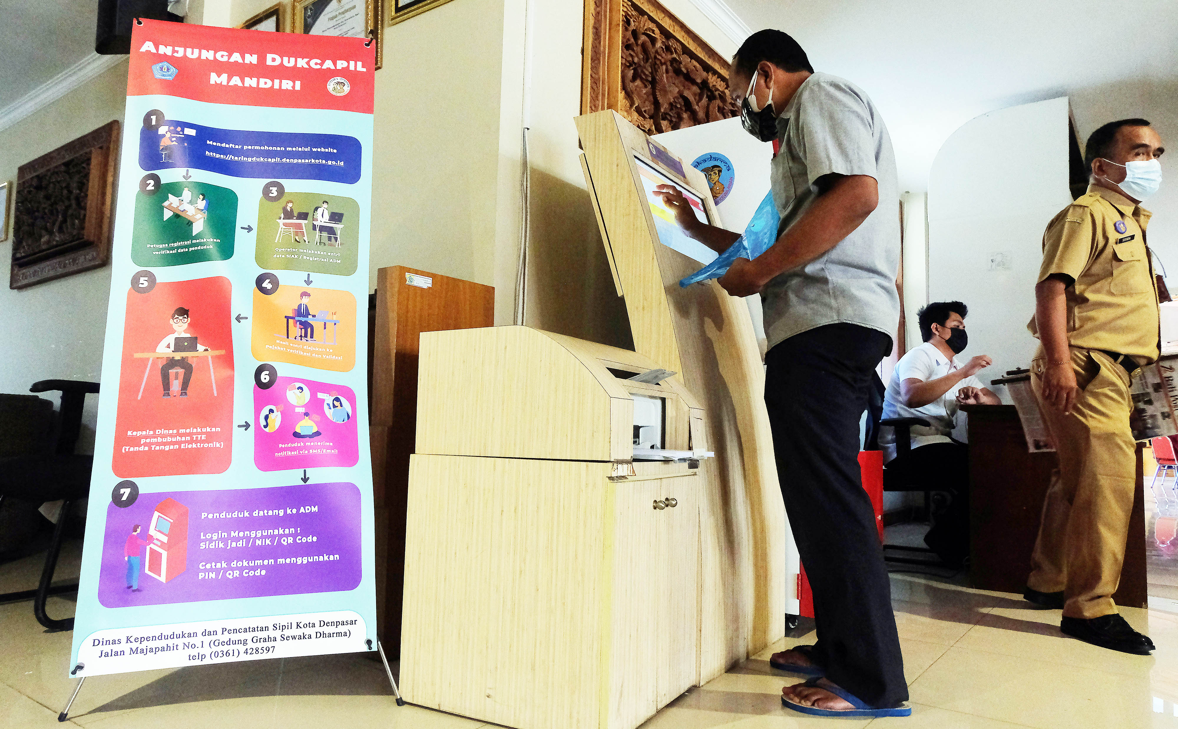 Ilustrasi pendaftaran layanan kependudukan menggunakan mesin Anjungan Dukcapil Mandiri (ADM) di Denpasar, Bali, Senin (5/7).