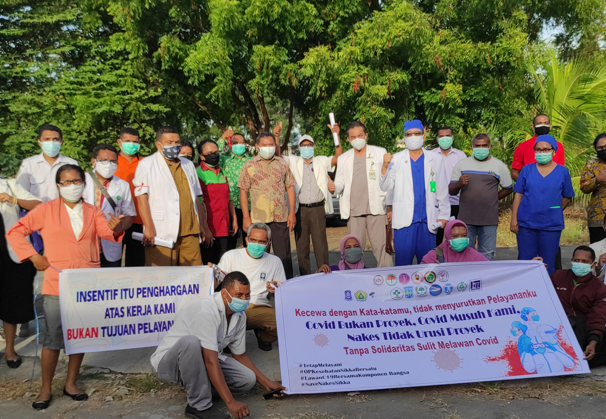 Anggota organisasi profesi kesehatan di Kabupaten Sikka, NTT, saat melakukan protes ke Gedung DPRD, Sikka, Senin (12/7).   