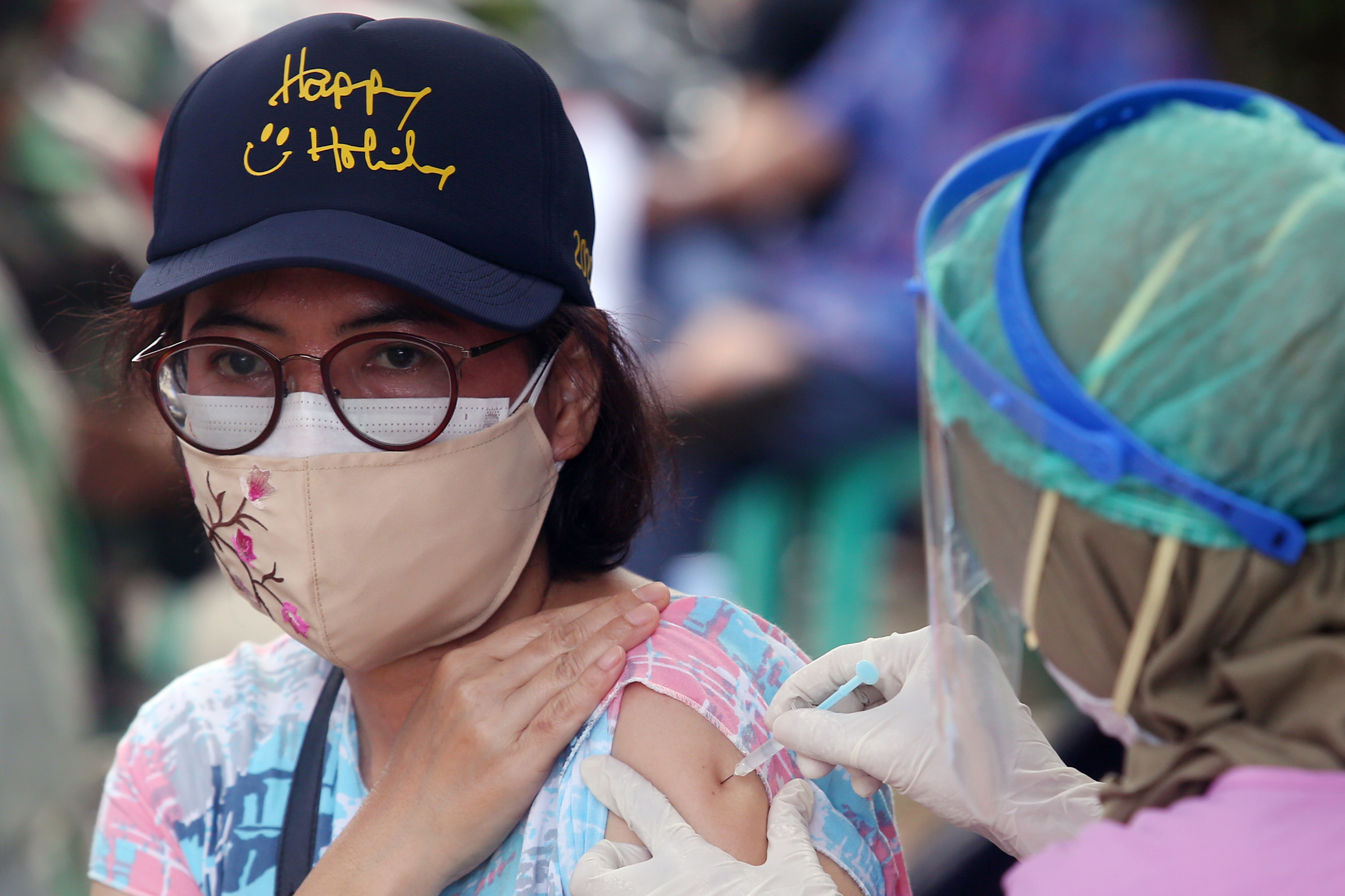 Vaksinasi Covid-19 door to door untuk warga 18 tahun keatas disebuah cluster perumahan di Tanah Tinggi Tangerang, Banten, Senin (21/6/2021).