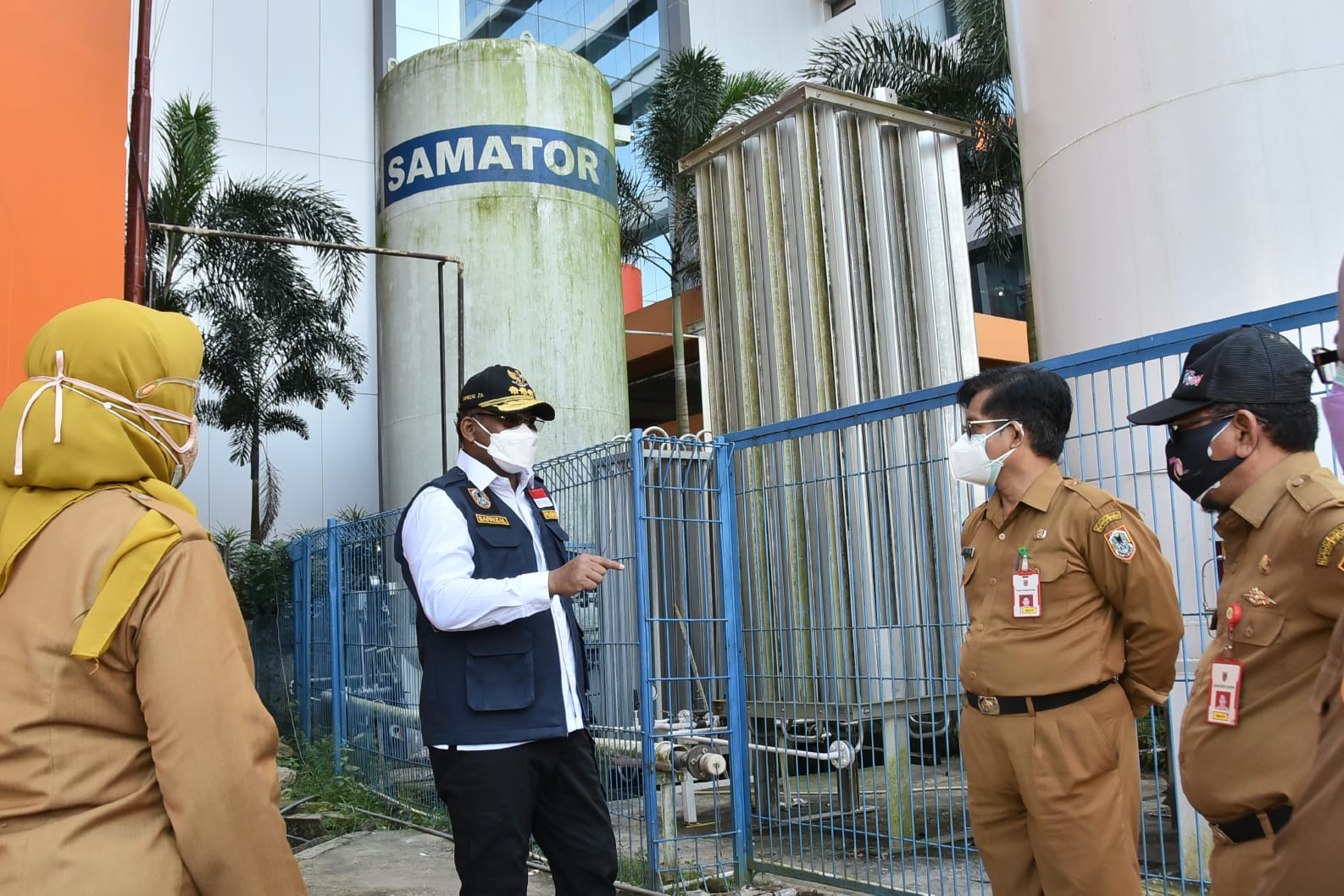 Penjabat Gubernur Kalimantan Selatan Safrizal ZA berbincang dengan pejabat jajaran Pemda Kalsel.
