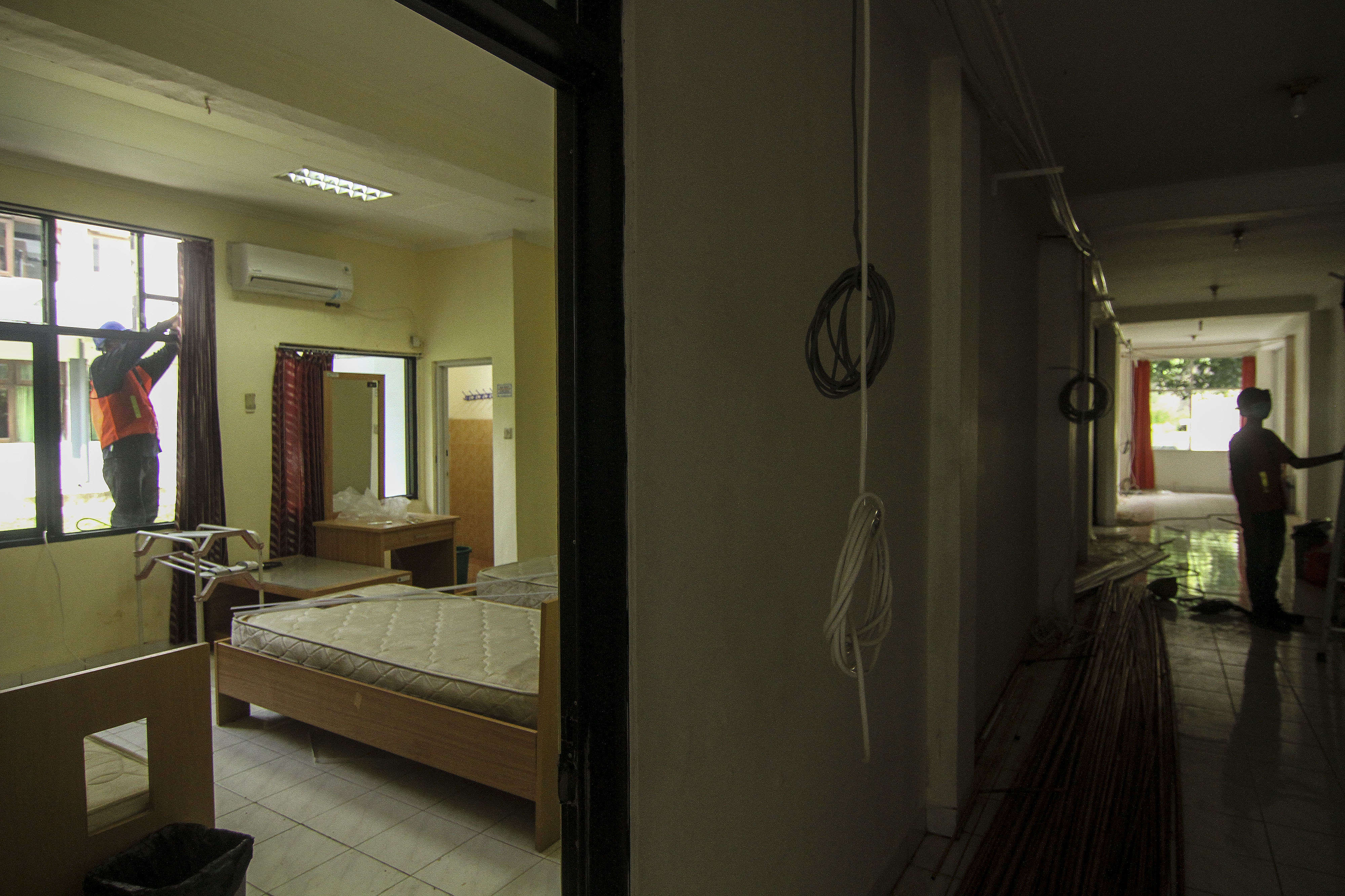 Pekerja menyelesaikan persiapan RS Darurat COVID-19 di Kompleks Asrama Haji, Pondok Gede, Jakarta, Rabu (7/7/2021)