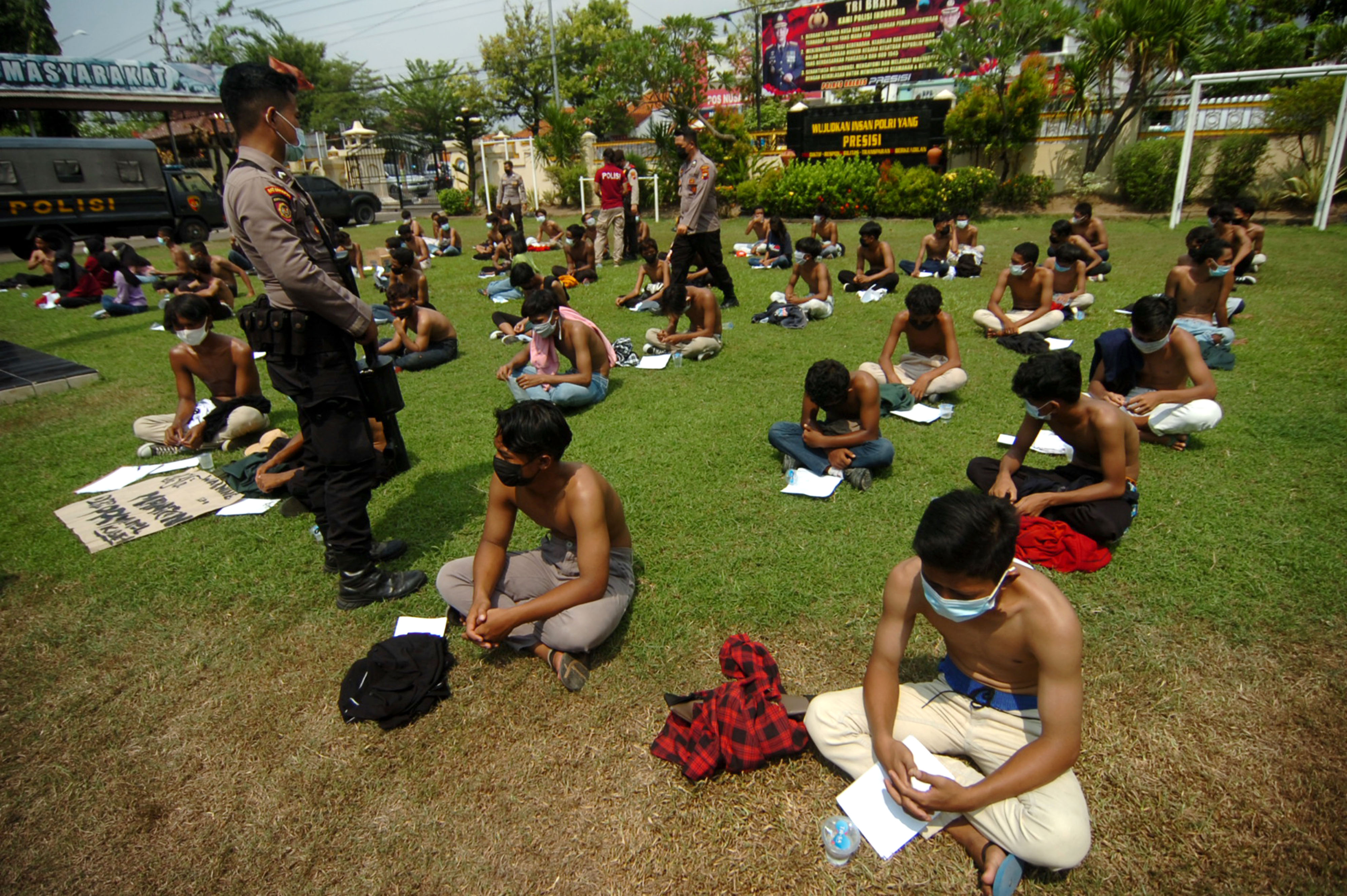 Polres Brebes memberikan hukuman berjemur kepada pelajar ikut unjuk rasa penolakan PPKM.