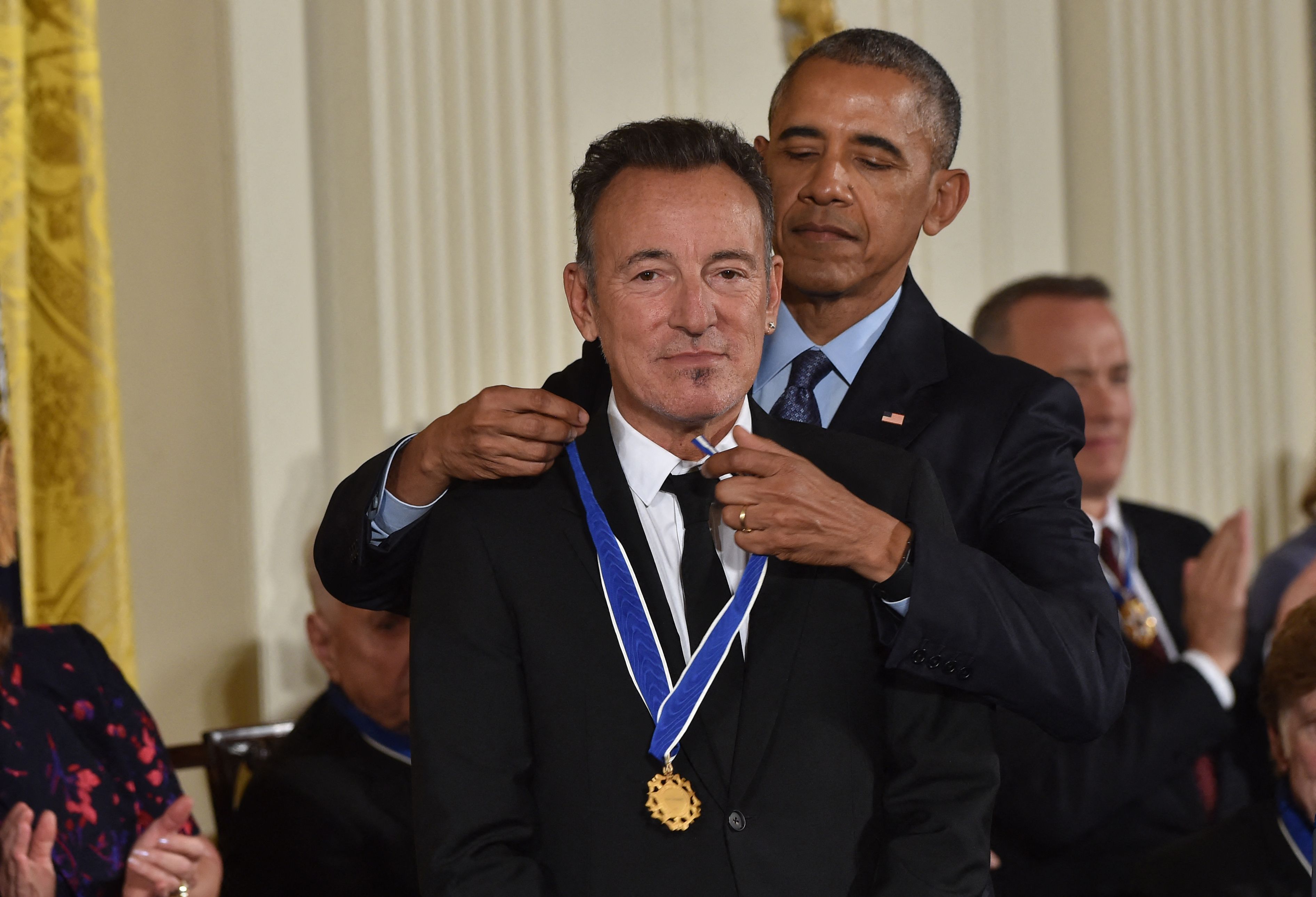 Mantan Presiden AS Barack Obama (kanan) bersama musisi Bruce Springsteen
