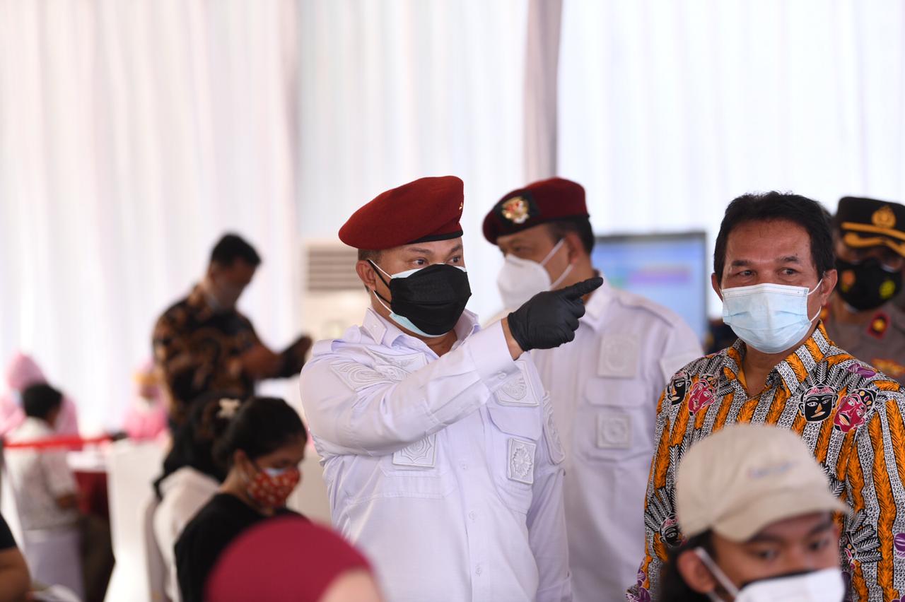 Ketua Pelaksana Harian Sub Gugus Tugas Percepatan Penanganan Covid-19 BIN Brigjen TNI Irwan Mulyana, meninjau pelaksanaan swab dan vaksinasi