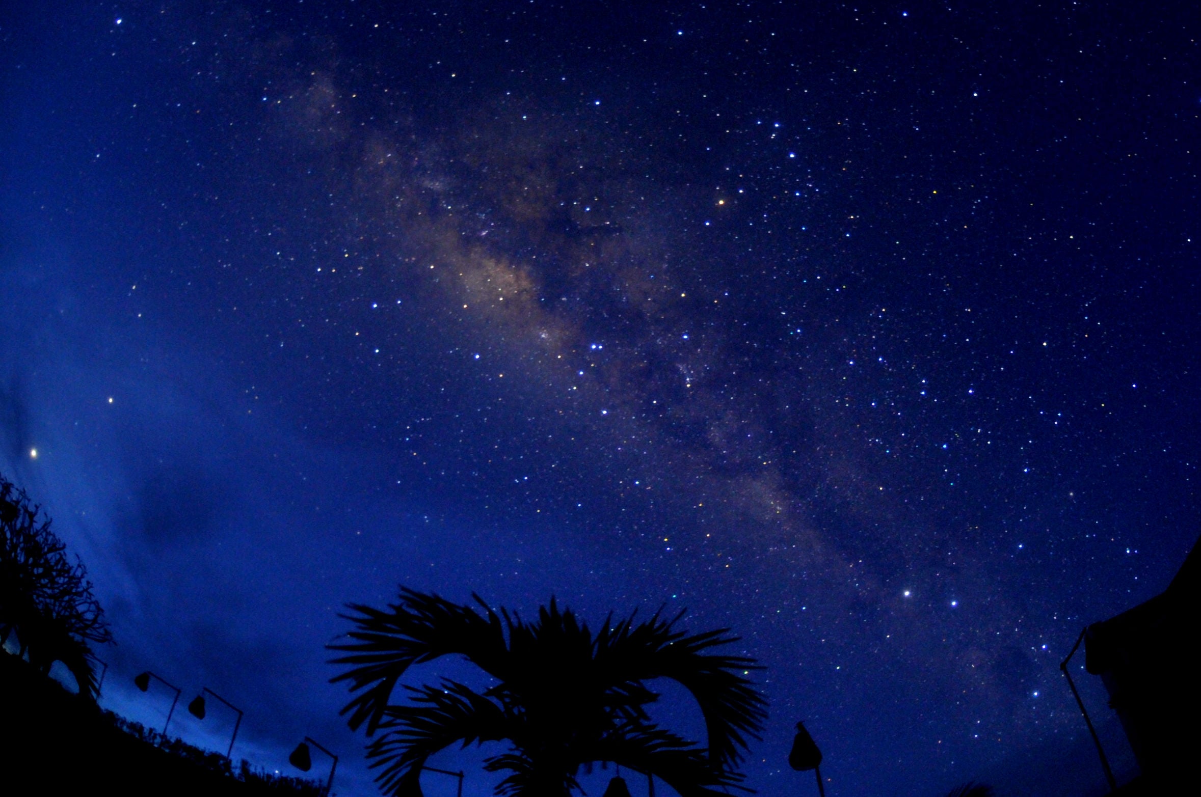 Pemandangan gugusan Bima Sakti atau Milky Way di langit saat malam hari diselimuti wara biru terlihat dari kawasan Ungasan, Badung, Bali, Se
