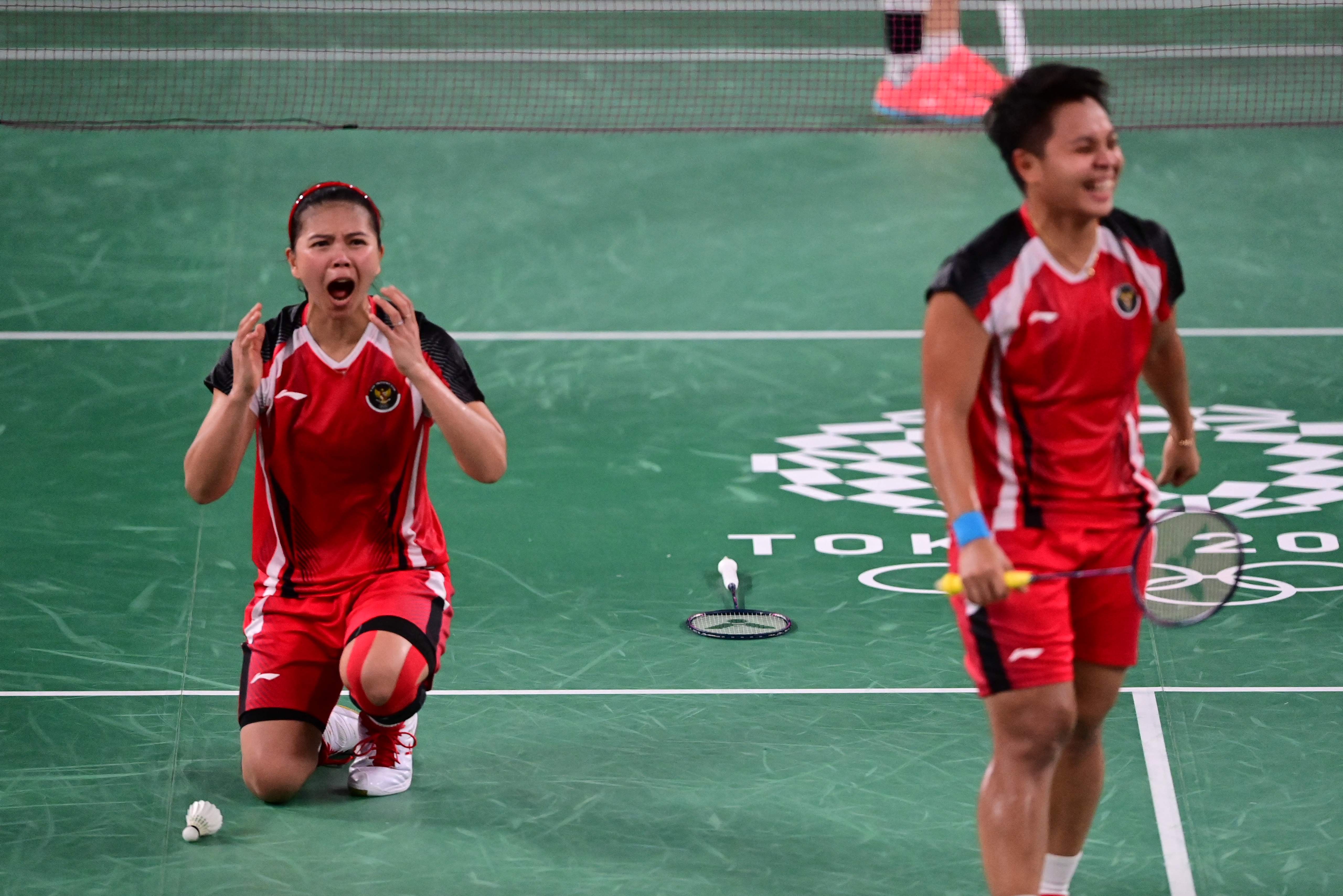 Ganda putri Indonesia Greysia Polii (kiri) dan Apriyani Rahayu mengungkapkan kebahagian setelah menumbangan pasangan Korsel, Sabtu (31/7).