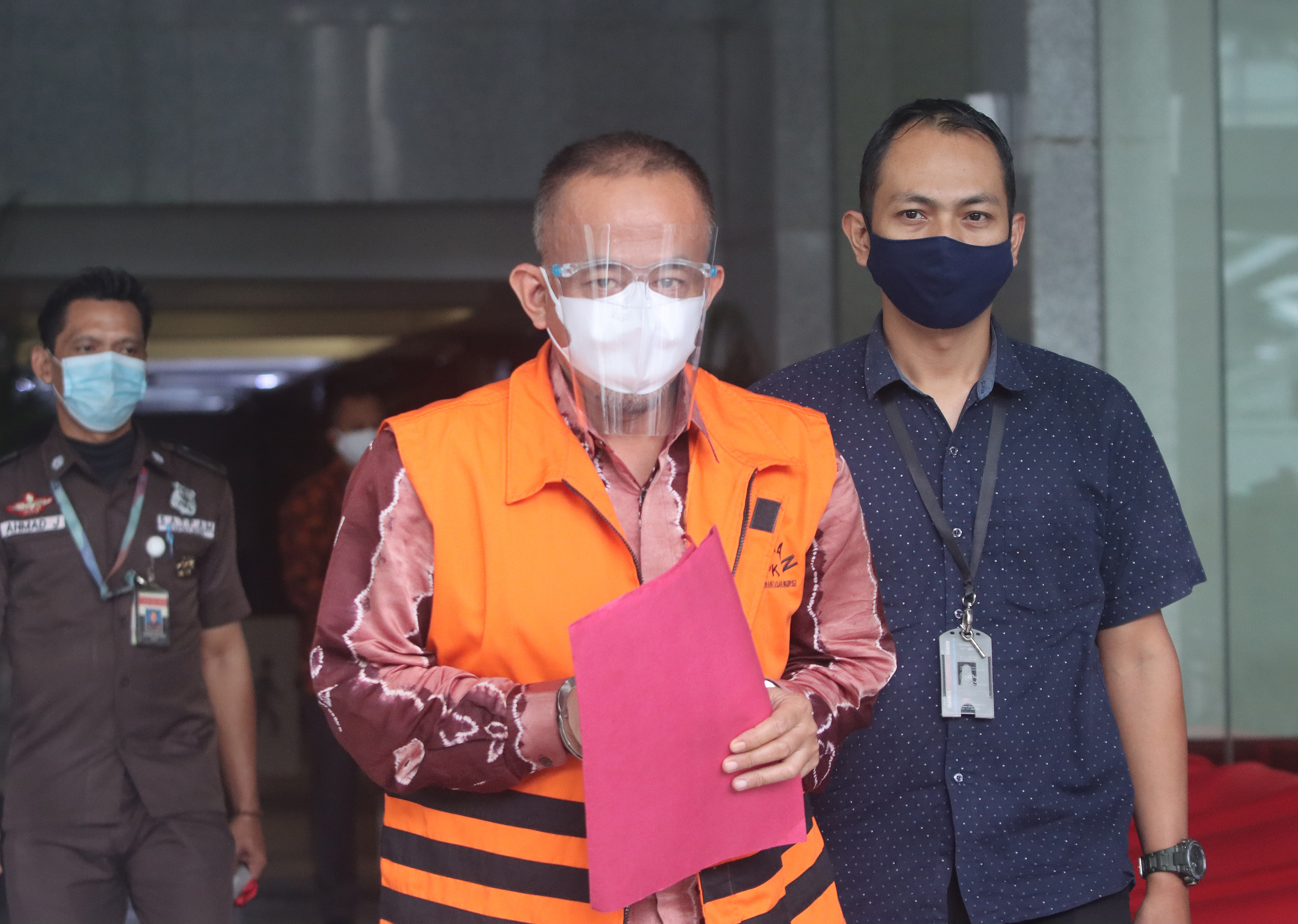 Anggota DPRD Provinsi Jawa Barat Periode 2014-2019 dan 2019-2024 Ade Barkah Surahman (tengah).