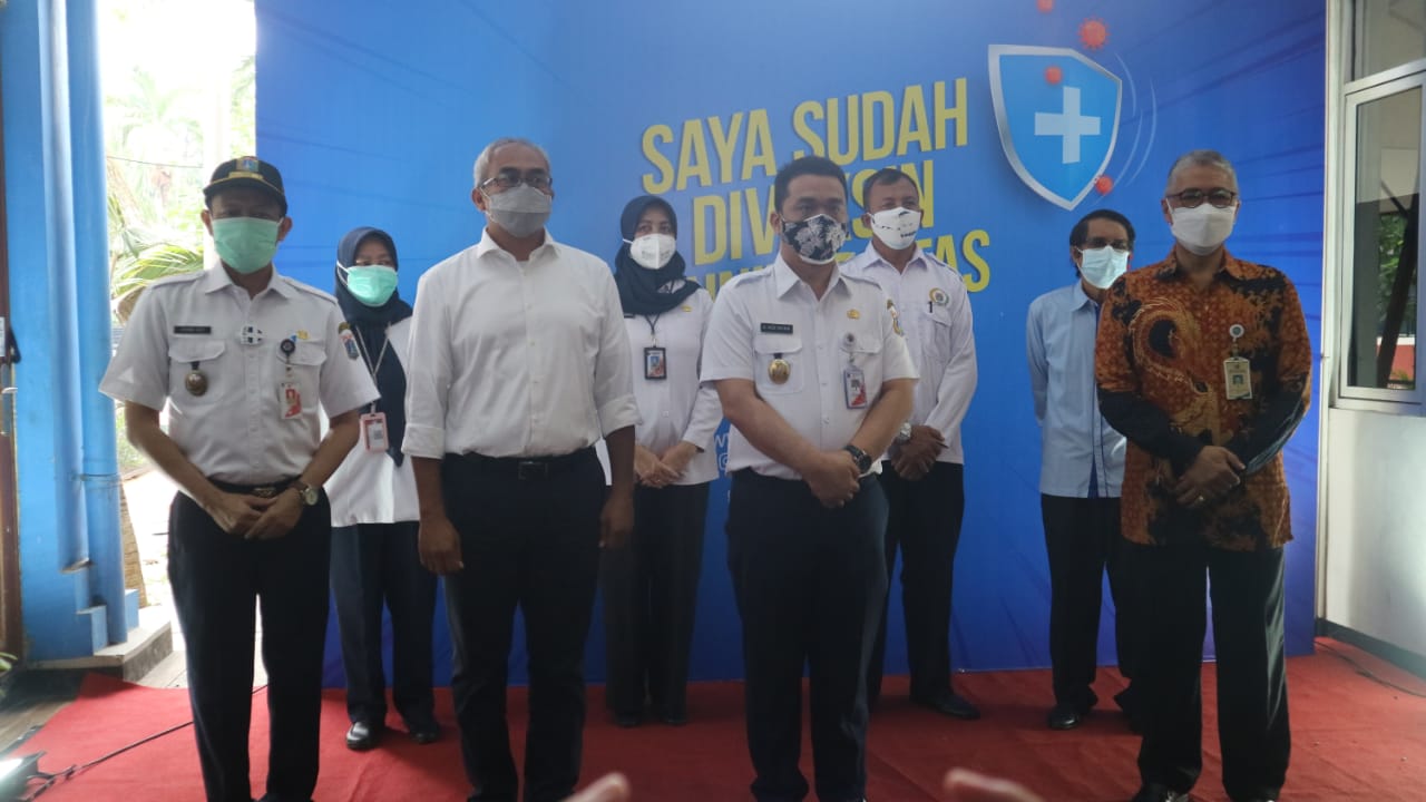 Wakil Gubernur DKi Jakarta Ahmad Riza Patria meninjau sentra vaksinasi di Kampus Universitas Budi Luhur