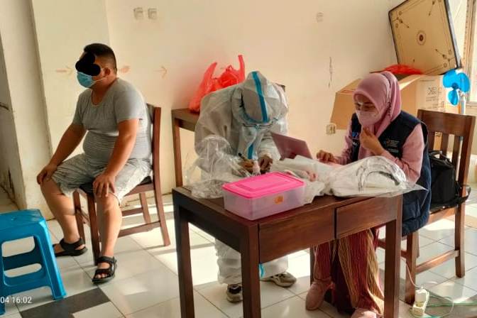 Swab PCR TKA Tiongkok di Bantaeng.