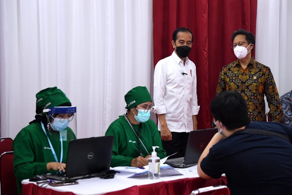 Presiden Jokowi dan Menkes Budi Gunadi saat meninjau vaksinasi covid-19 di Jakarta.