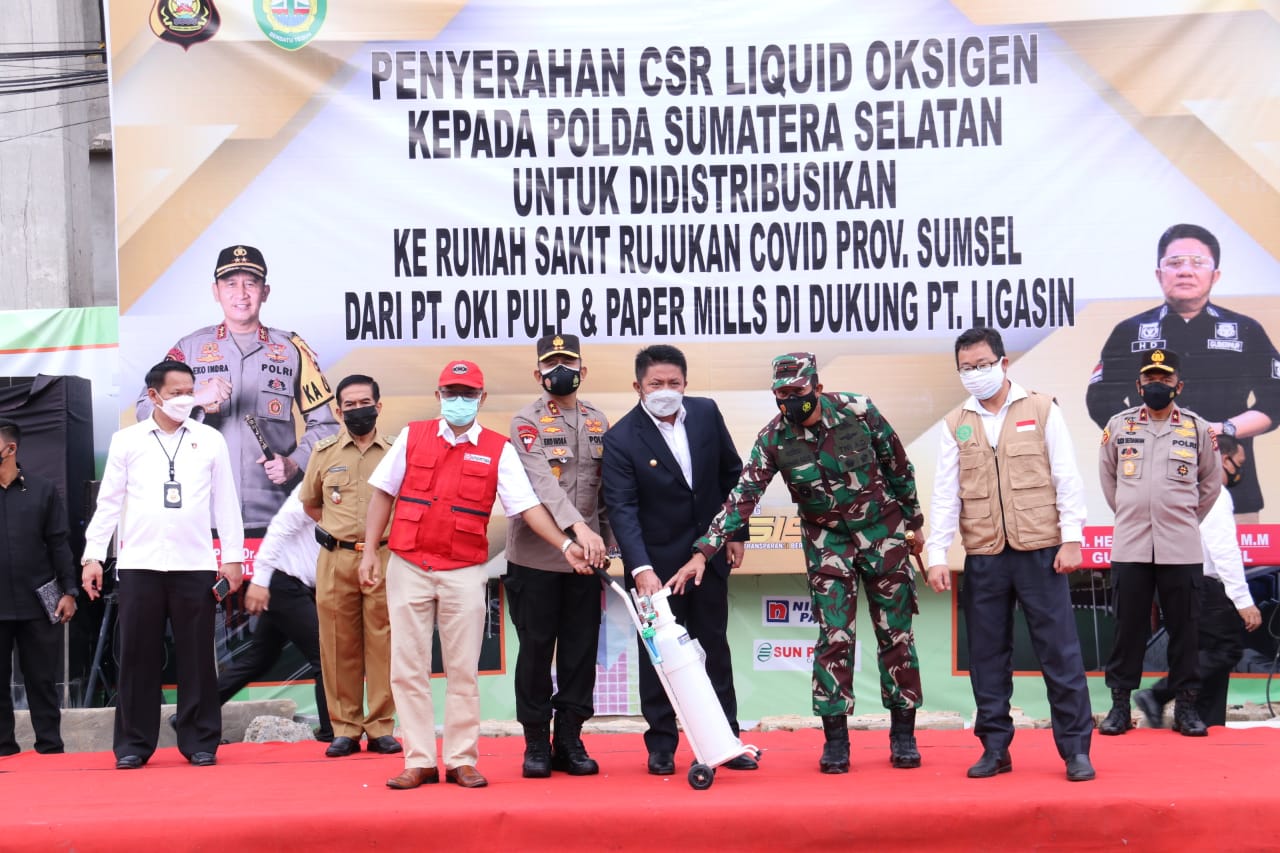 Penyerahan tabung oksigen dari Sinar Mas kepada Polda Sumatra Selatan.