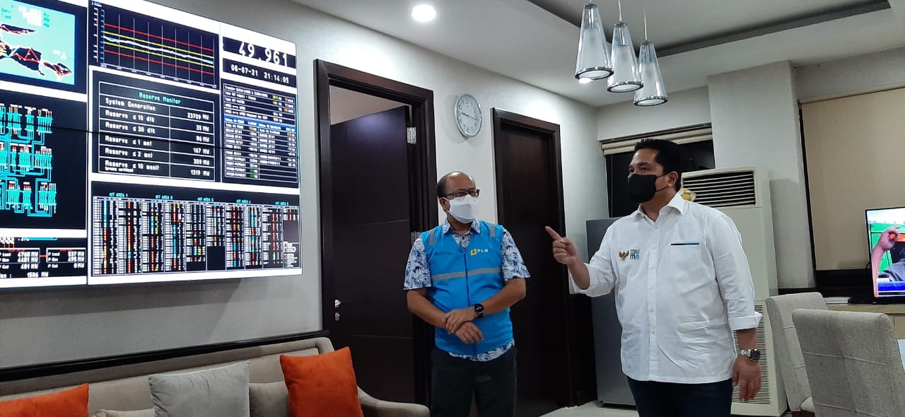 Menteri BUMN Erick Thohir (kanan) melakukan sidak ke PLN UIP2B Jawa, Madura, dan Bali di Depok, Jawa Barat.