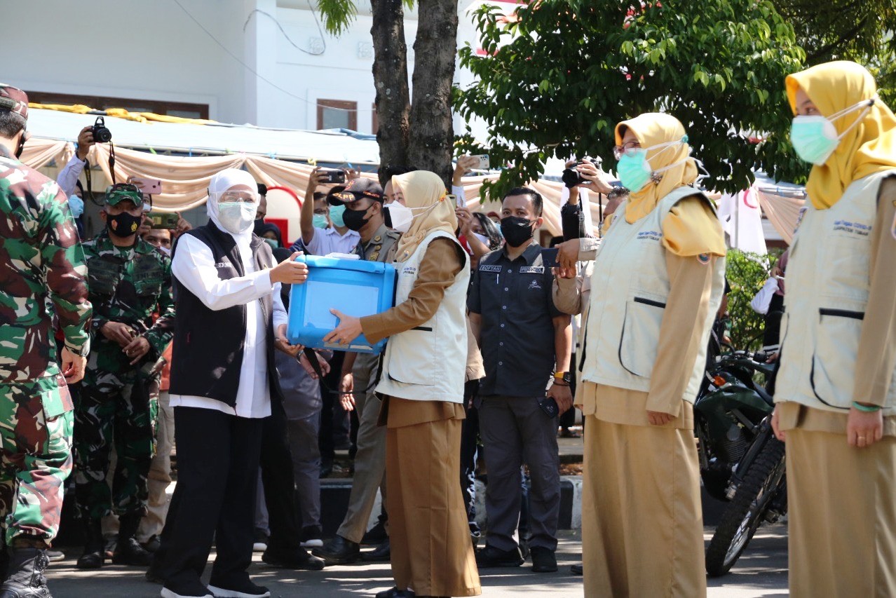 Gubernur Jatim Khofifah Indar Parawansa didampingi Kapolda Jatim, Irjen Pol Nico Afinta dan Forkopimda Jatim.