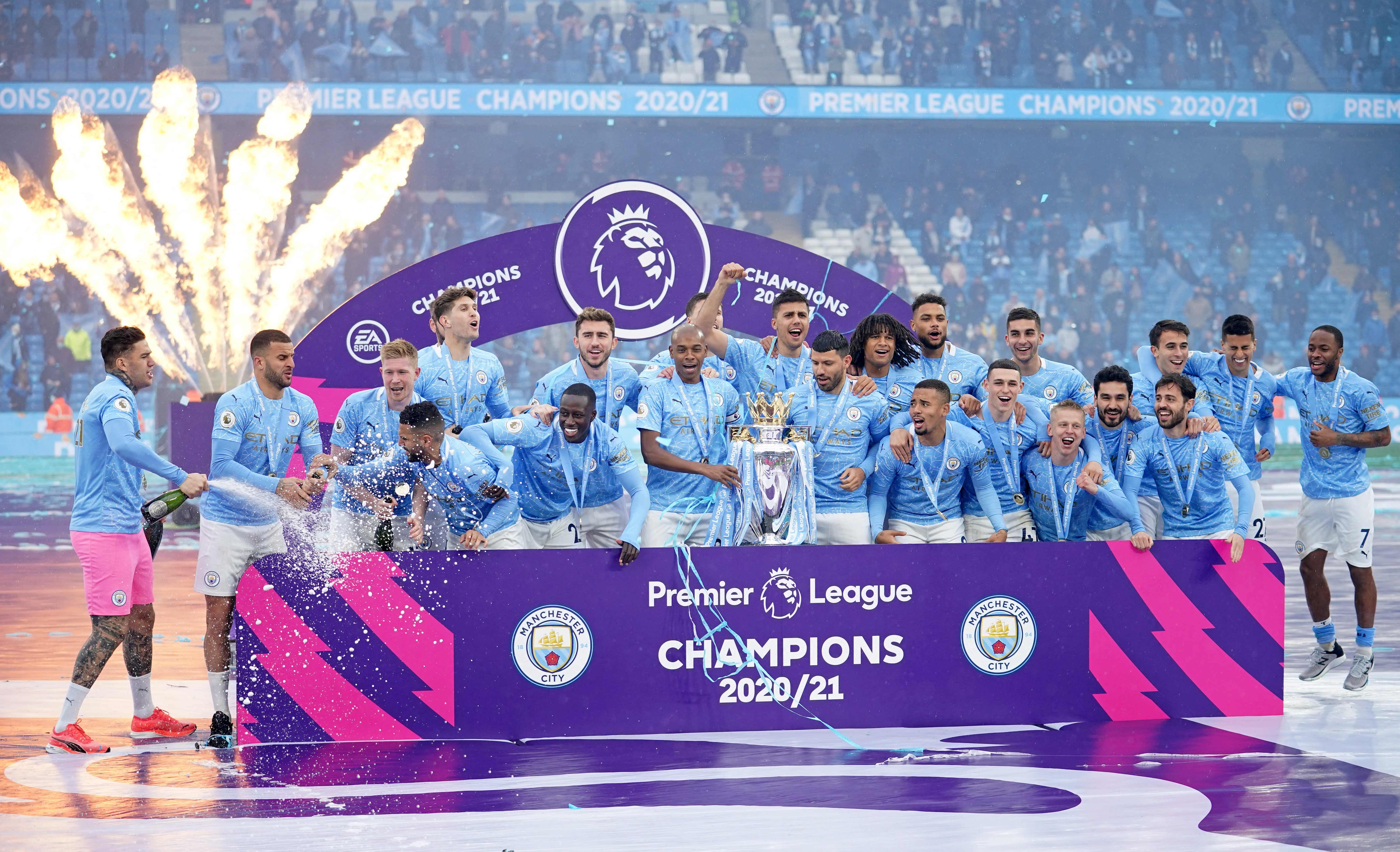 Para pemain Manchester City merayakan gelar Liga Primer Inggris mereka.