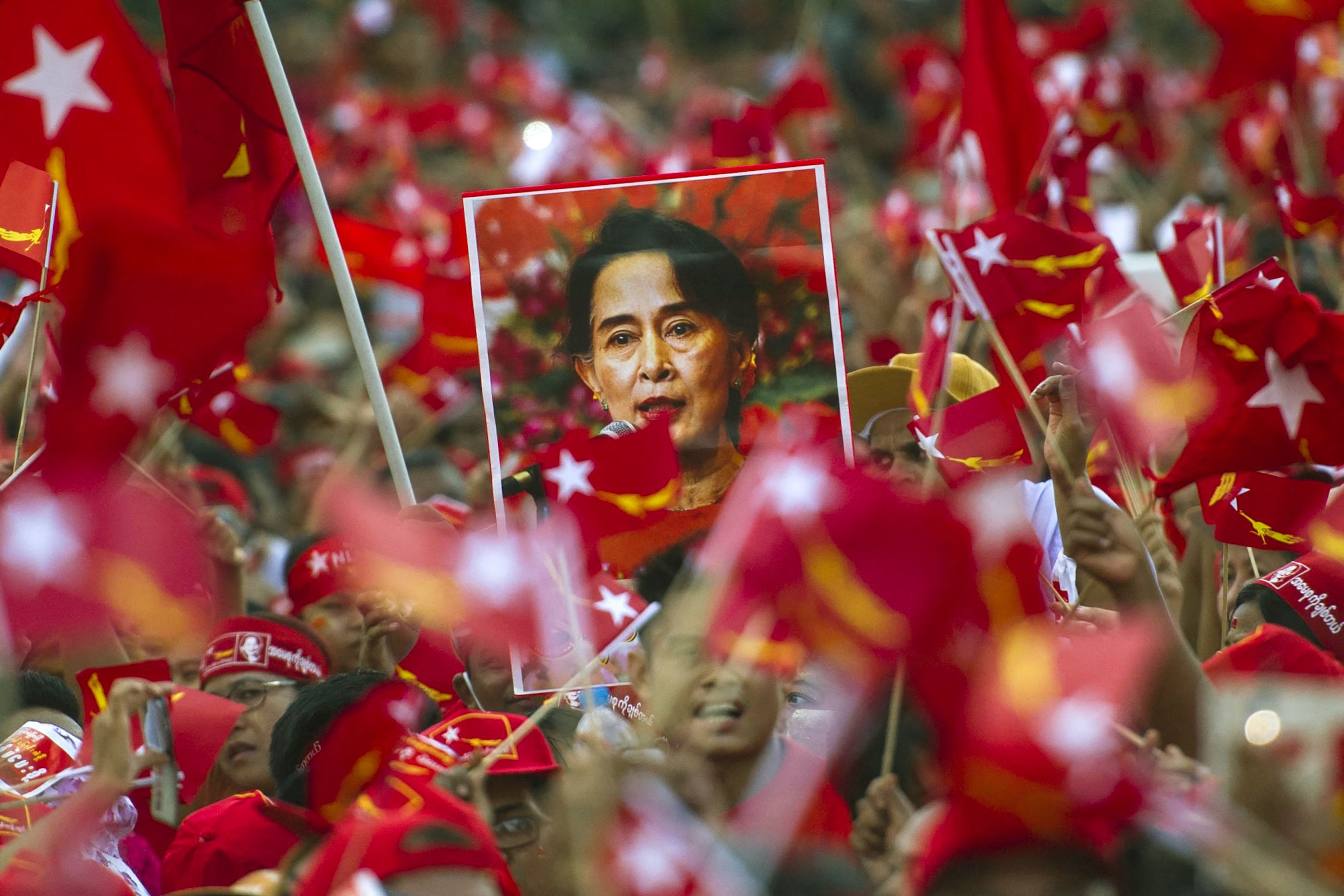 Para pendukung mengibarkan bendera NLD dan membawa gambar Aung San Suu Kyi saat kampanye menjelang pemilu Myanmar.