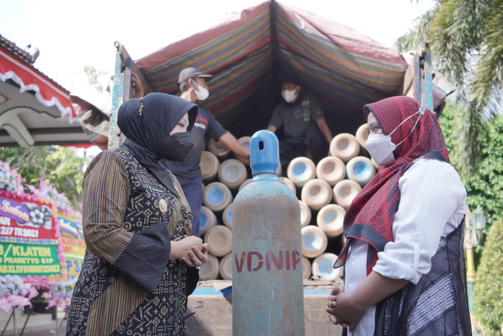 Ketua PWK Korwil Klaten, Hetty Purwani, menyerahkan sumbangan tabung oksigen kepada Bupati Sri Mulyani 