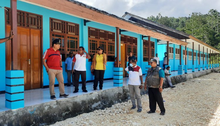Bupati Kepulauan Yapen Tonny Tesar meninjau lokasi kampus Universitas Cenderawasih (Uncen) II Serui yang terletak di Distrik Yawakukat.