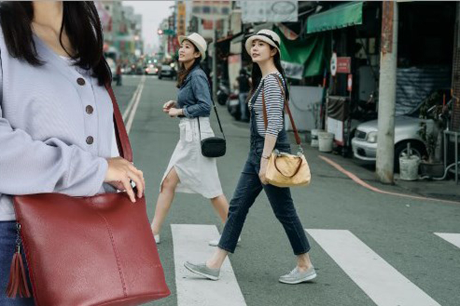 Ada beberapa cara untuk merawat tas agar tetap awet.