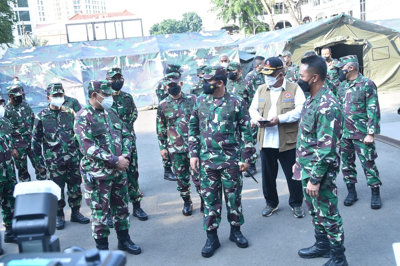 Panglima TNI Marsekal TNI Hadi Tjahjanto dan Kepala BNPB Letjen TNI Ganip Warsito, saat kunjungi Rumkitlap Mobile Field Hospital di RSPAD Ga