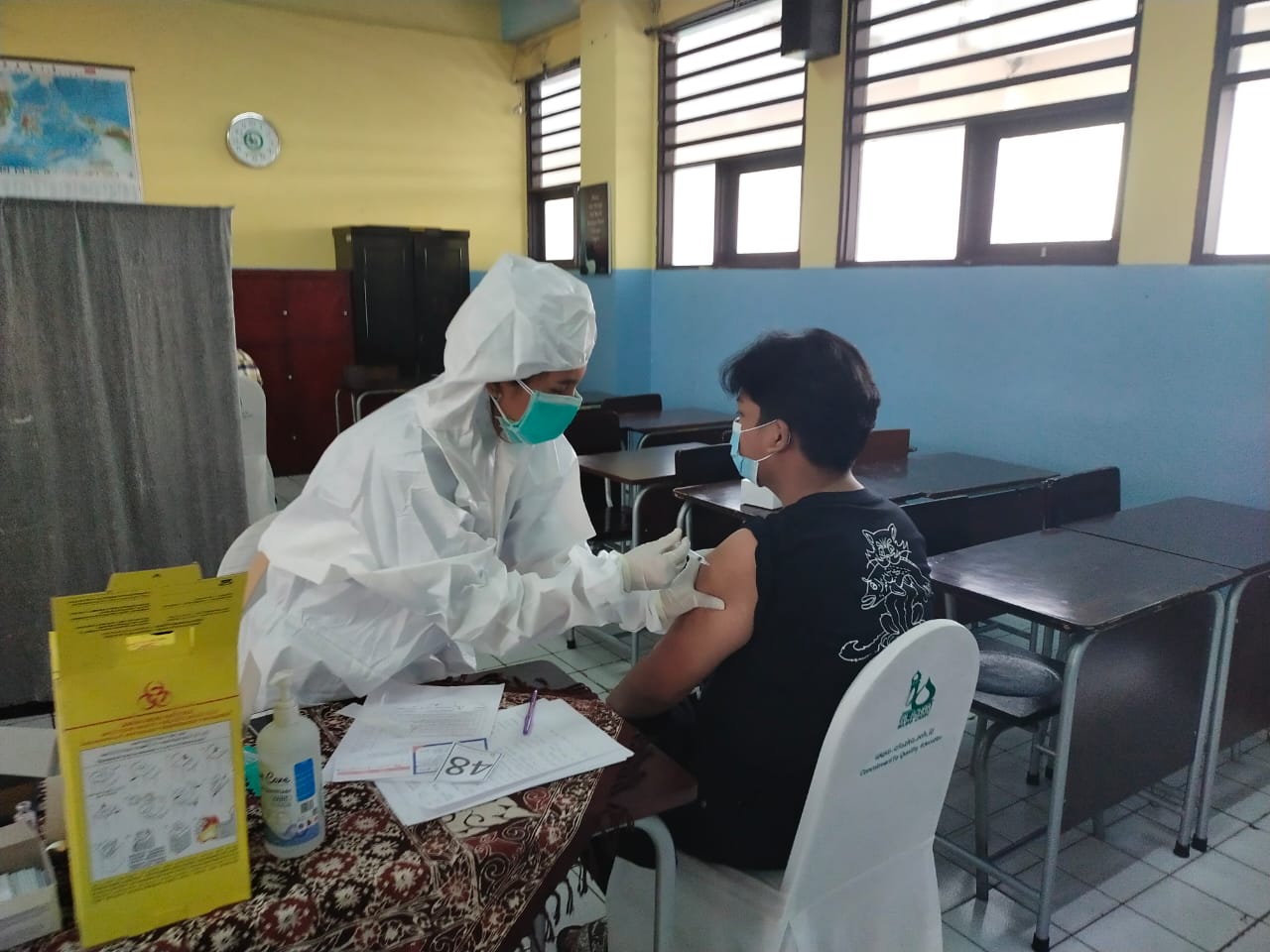 Siswa menjalani vaksinasi covid-19 yang digelar Al-Ahzar Kelapa Gading, Jakarta, 25-27 Juli 2021.  