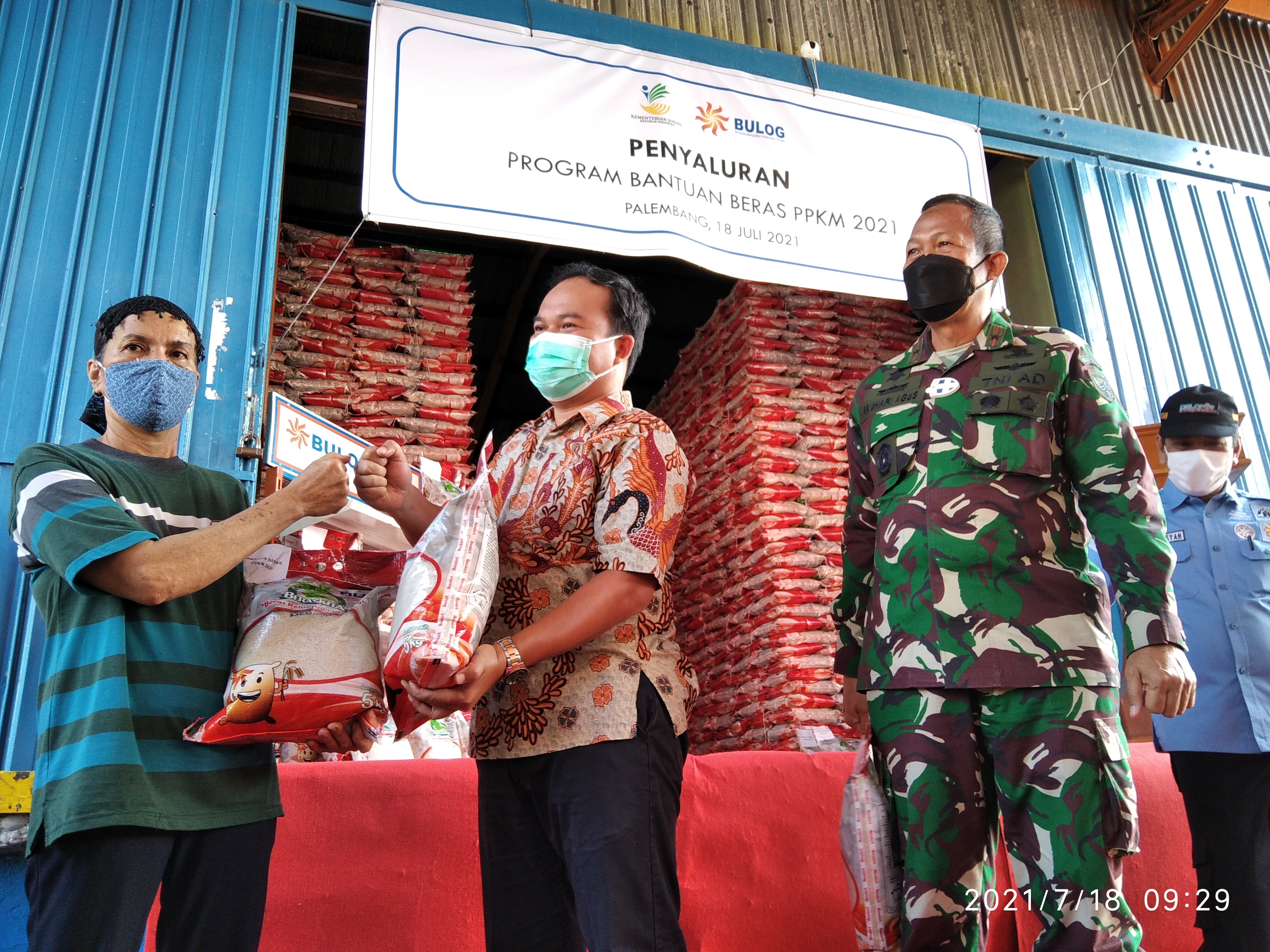 BANTUA BERAS: Pelepasan bantuan program bantuan beras PPKM Darurat 2021 oleh Perum Bulog Divre Sumsel Babel kepada 438 ribu KPM.