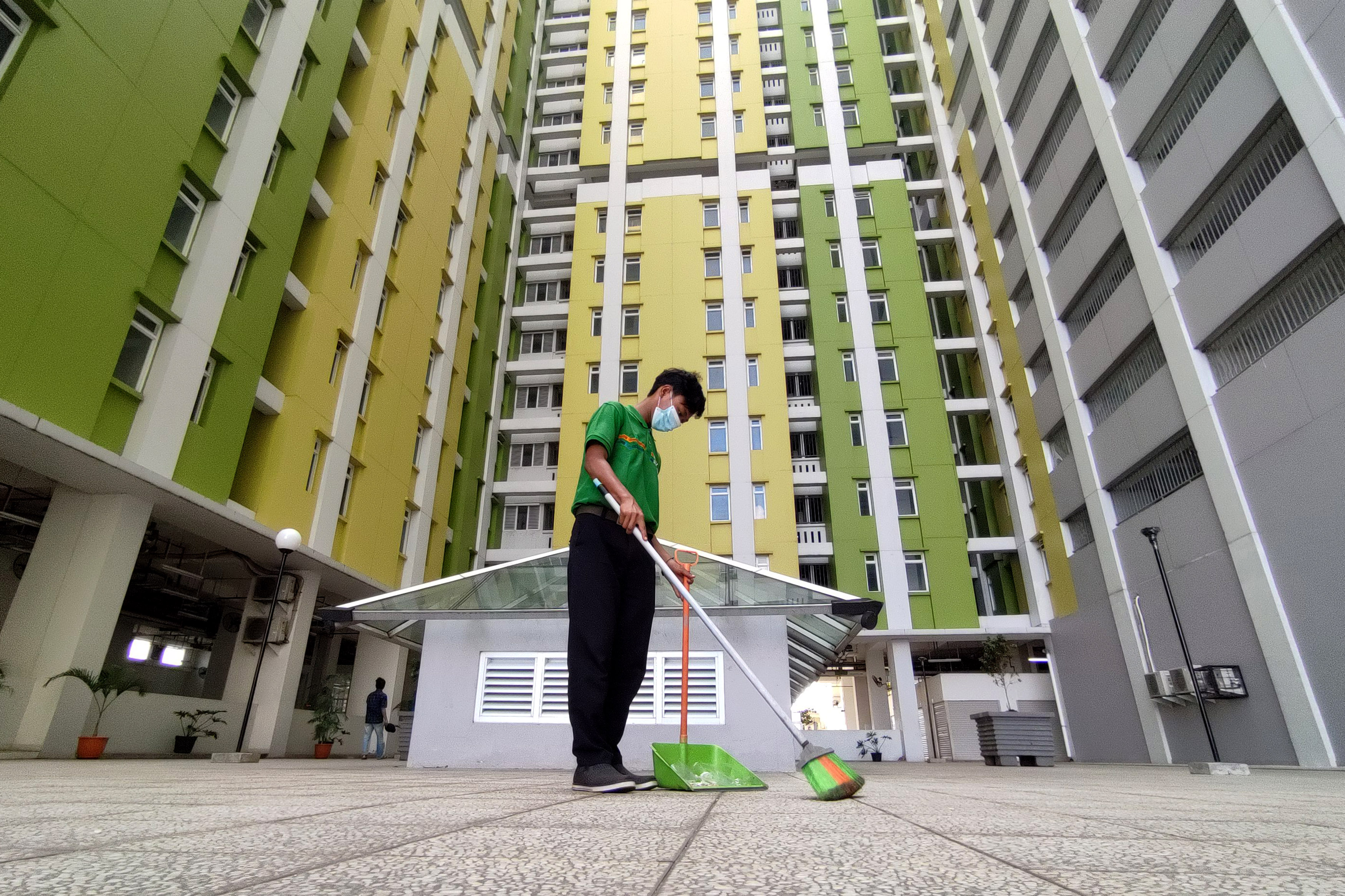 Pekerja membersihkan fasilitas kompleks Rumah Susun (Rusun) Pasar Rumput di kawasan Manggarai