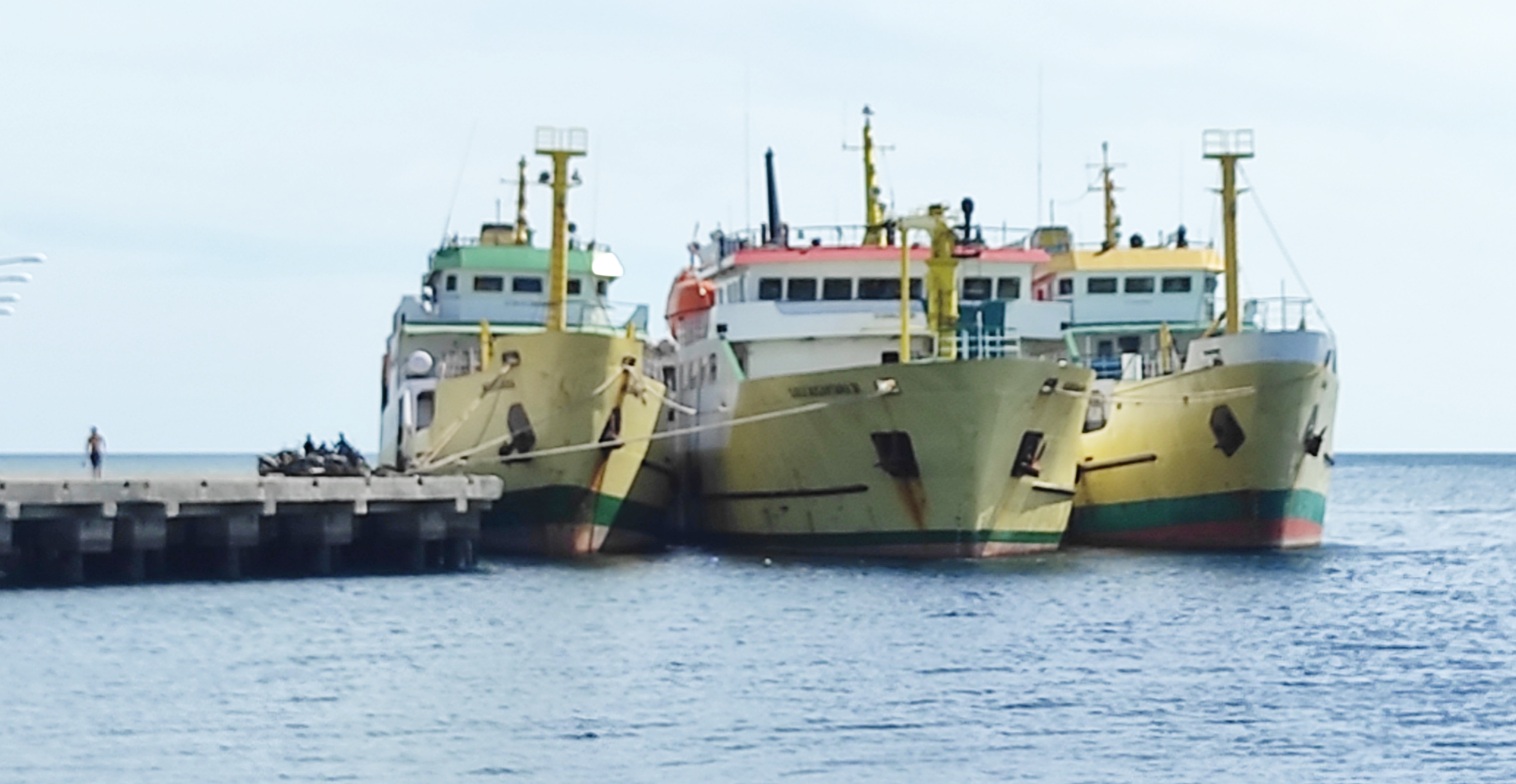 Pelabuhan Lorens Say, Kabupaten Sikka berhenti beroperasi sejak diberlakukan  PPKM mikro di NTT mulai 7 Juli 2021, kapal perintis diparkir s