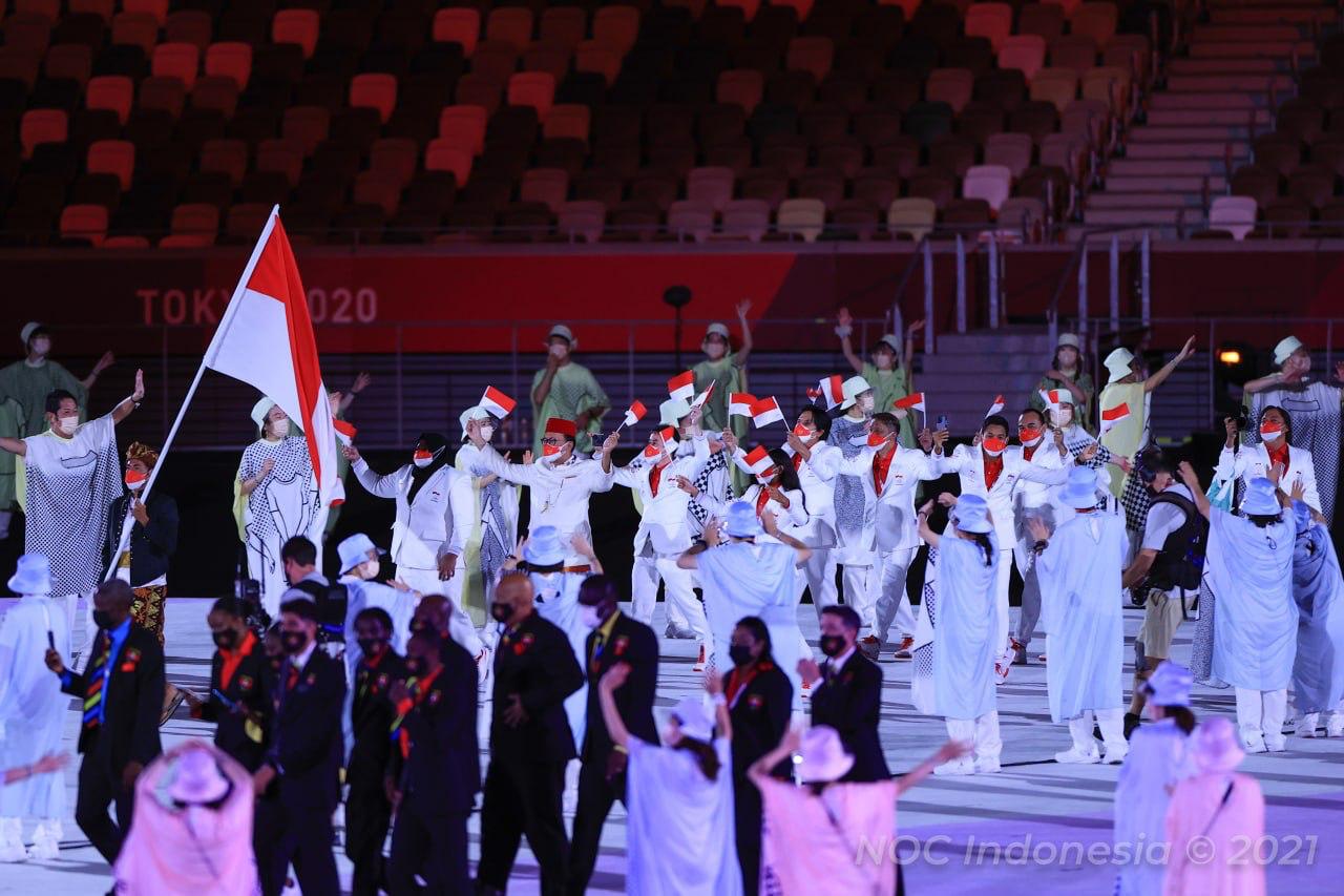 Defile Kontingen Indonesia di pembukaan Olimpiade Tokyo
