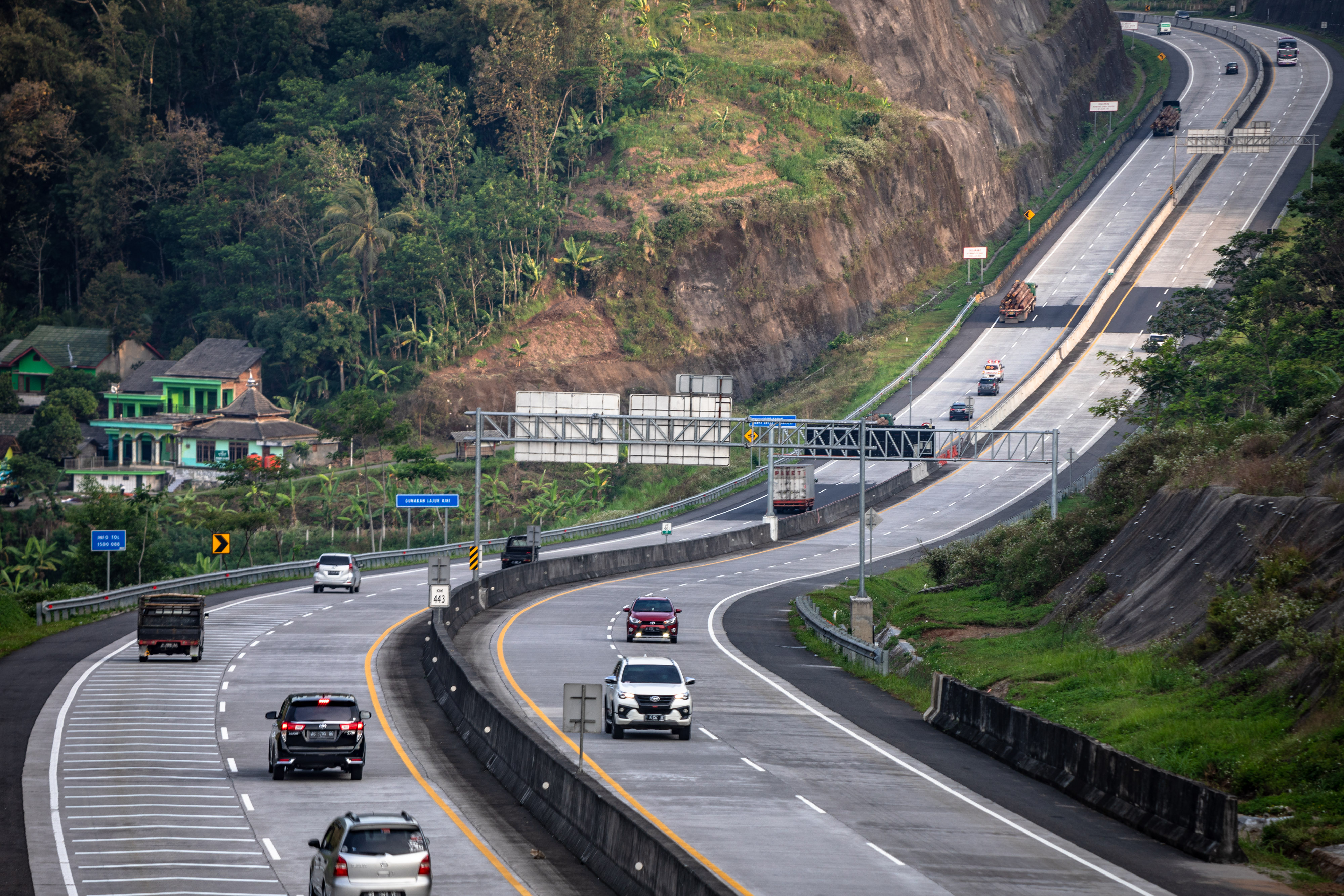 Sejumlah kendaraan melaju di ruas Jalan Tol Semarang-Solo di Bawen, Jawa Tengah.