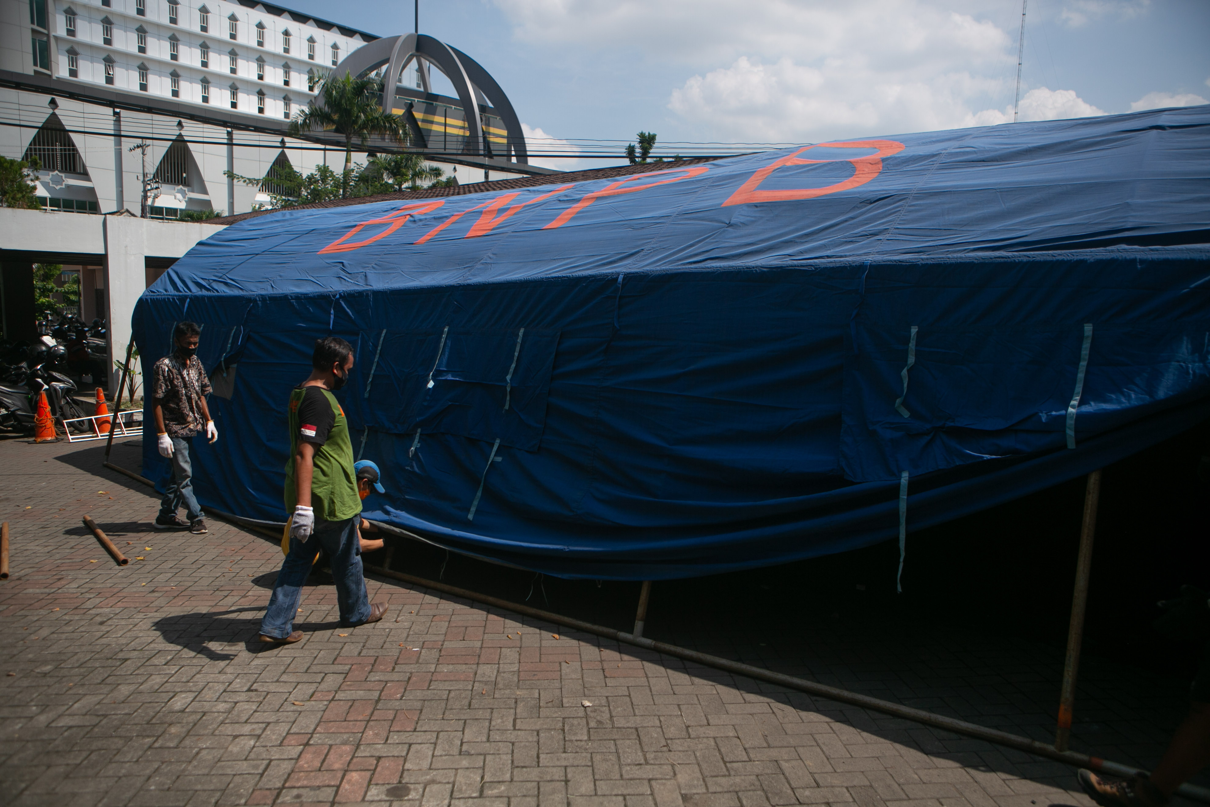 Tenda UGD RSUP dr Srdjito Yogyakarta untuk menampung lonjakan pasien Covid-19