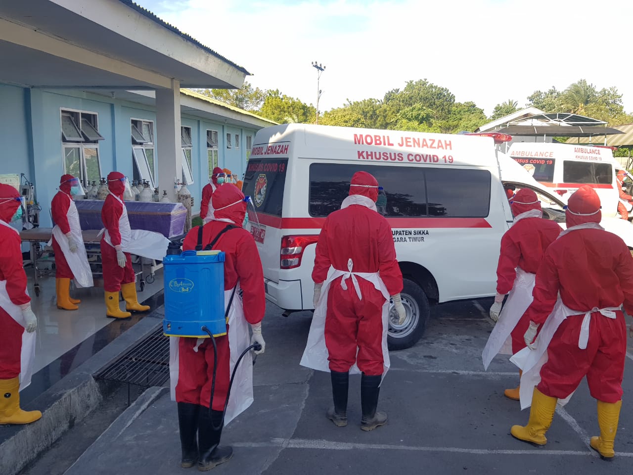 Petugas satgas Covid-19 Sikka usai mengurus jenazah meninggal akibat Covid-19 di RSUD dr TC Hillers Maumere 