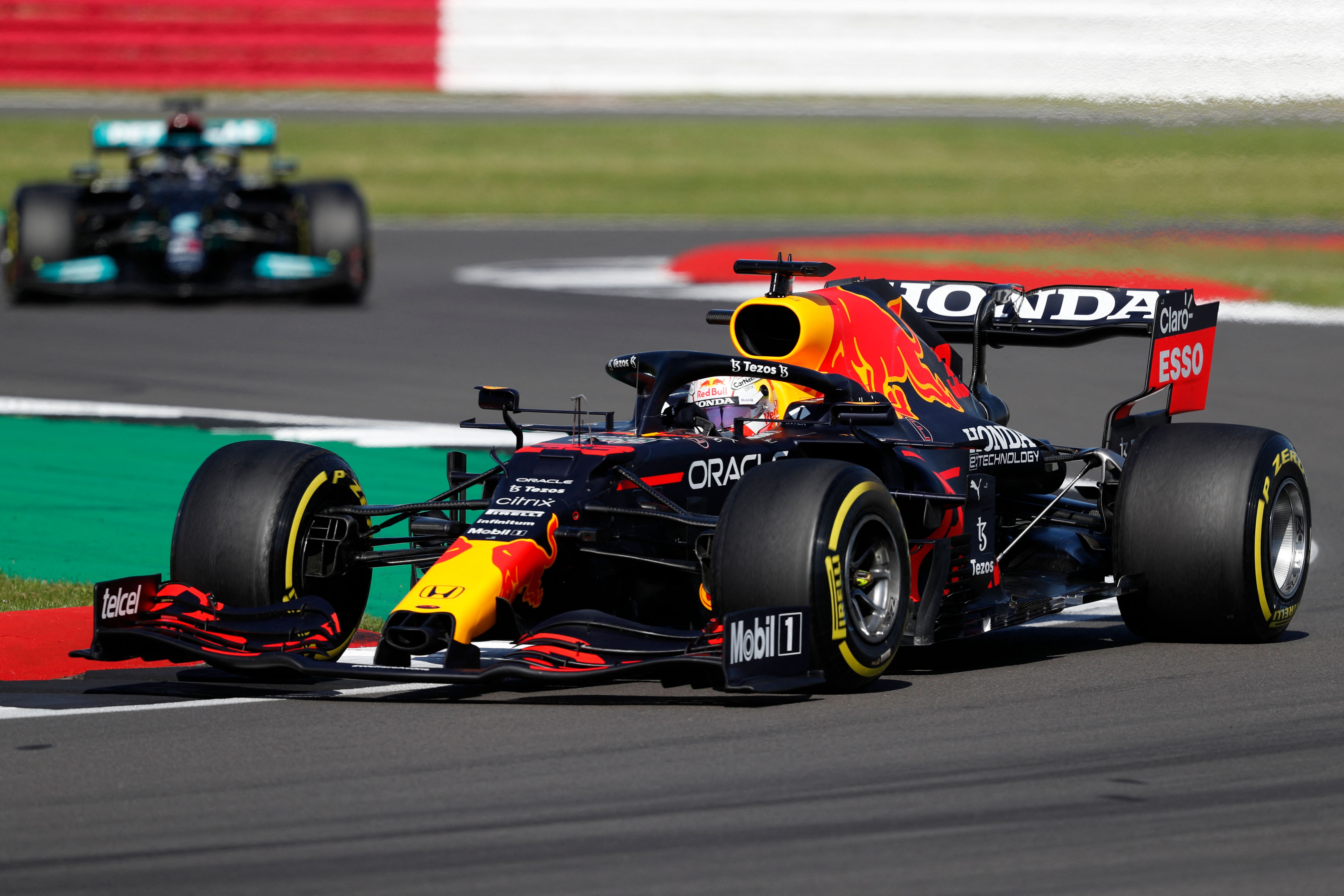 Pembalap tim Red Bull Racing, Max Verstappen, berada  terdepan saat sesi race sprint GP Inggris di Sirkuit Silverstone, Inggris. 