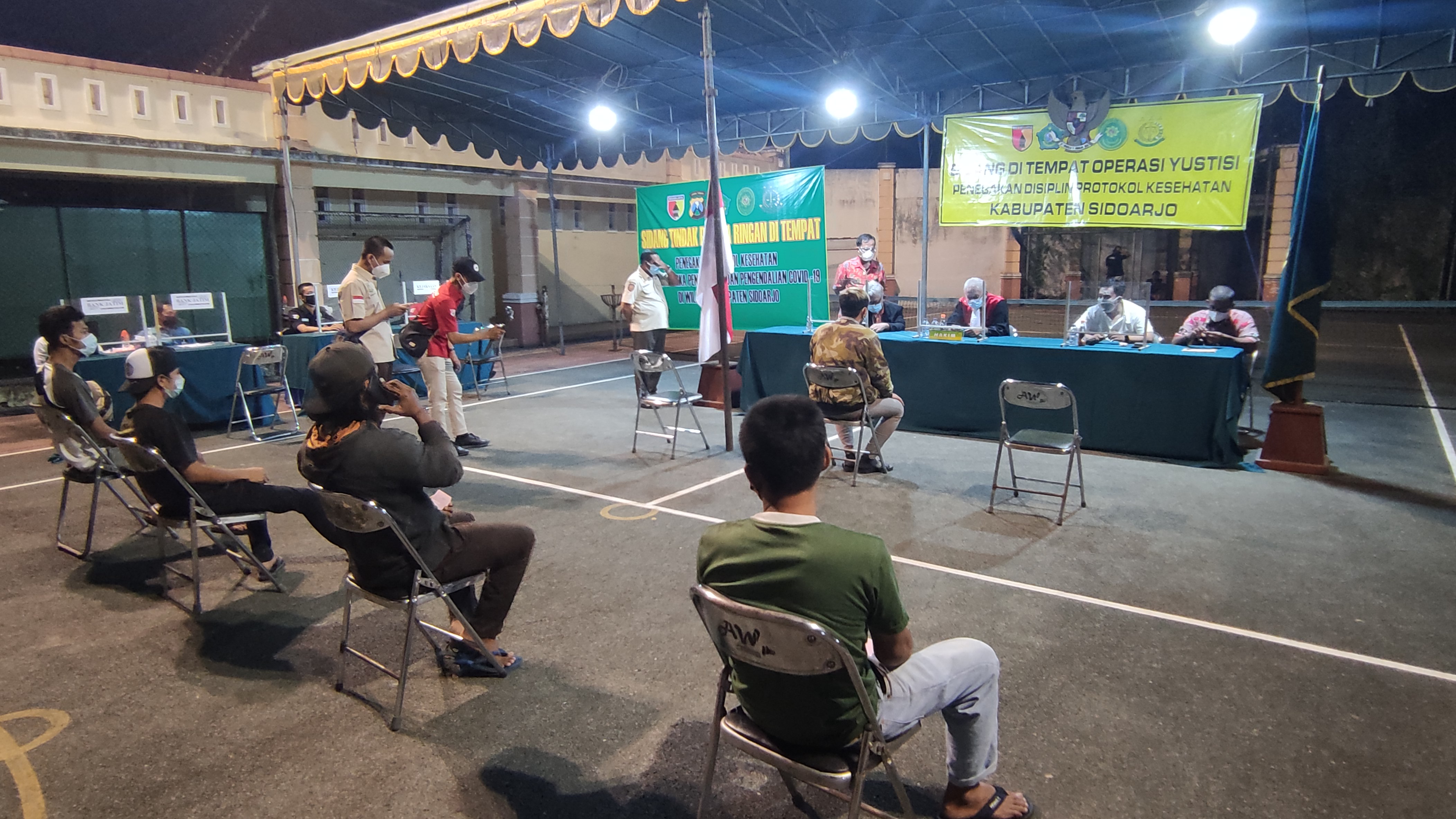 Sidang pelanggar PPKM Darurat di Kabupaten Sidoarjo, Jawa Timur, Rabu malam (7/7) mendenda pelanggar Rp150 ribu.