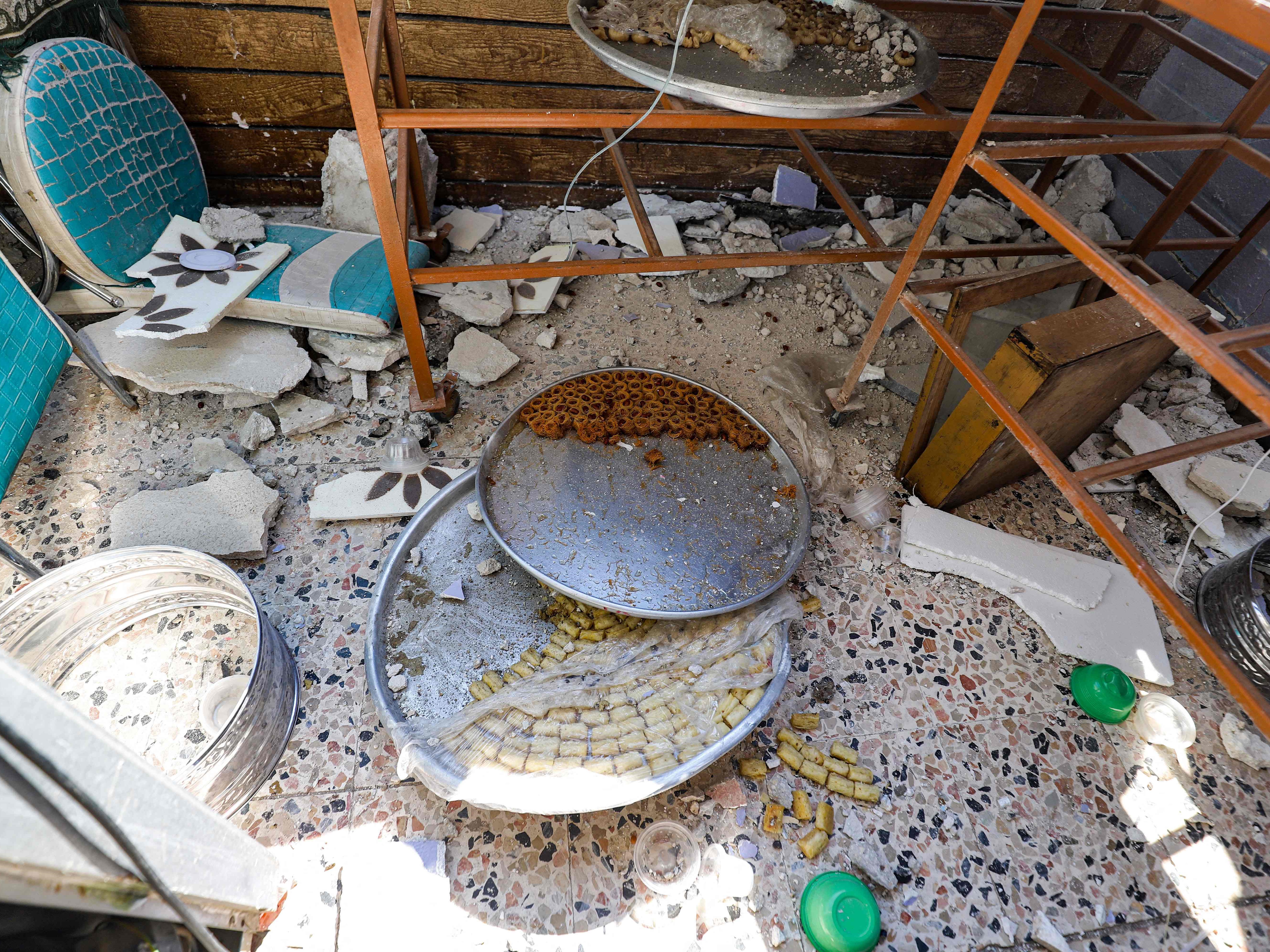 Nampan berisi makanan tergeletak usai penembakan rezim Suriah, Kamis (15/7).