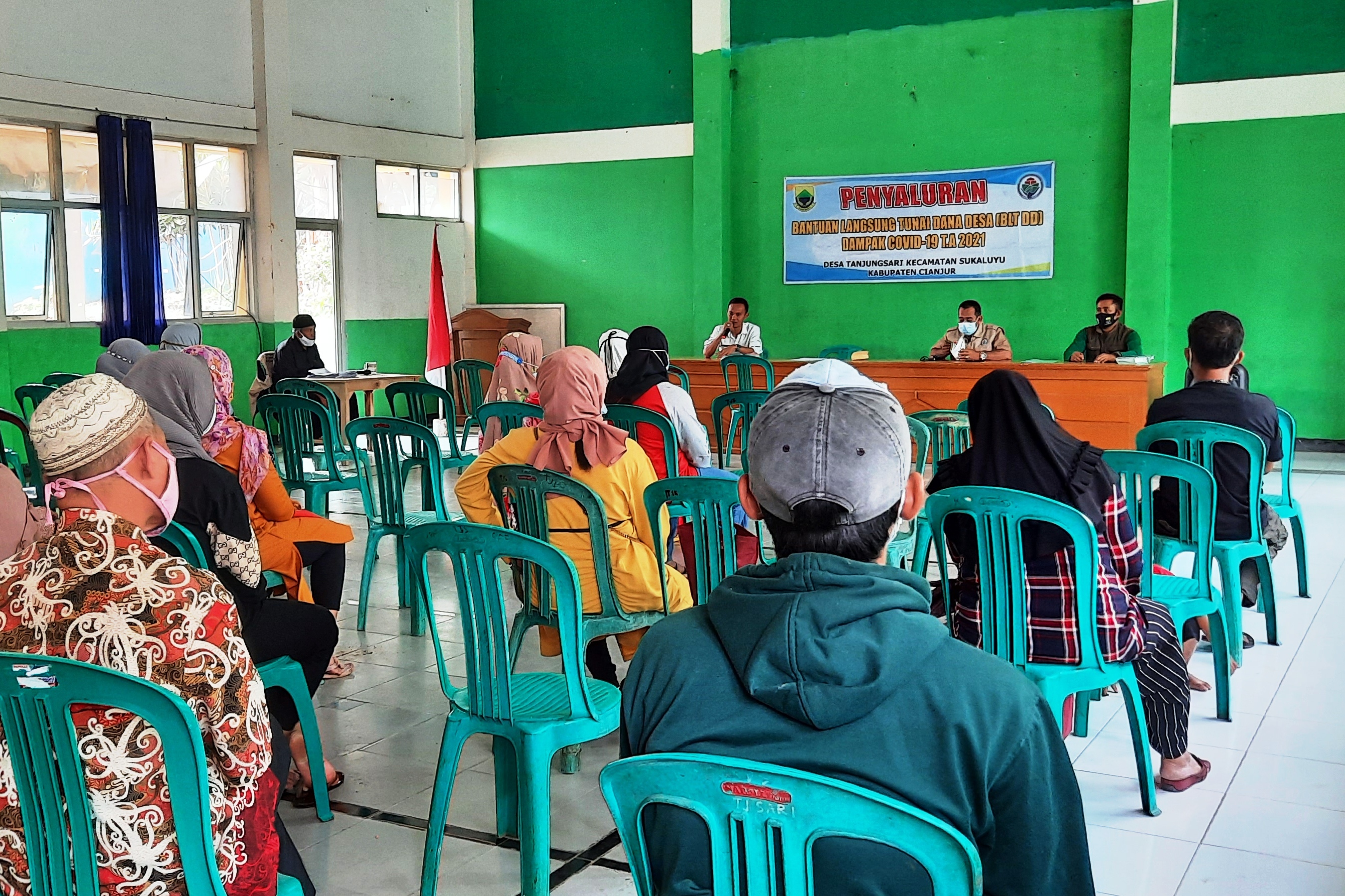 Kades Tanjungsari Kecamatan Sukaluyu, Waldi Akbar Yacob, memberikan pengarahan kepala keluarga penerima manfaat bantuan langsung tunai.