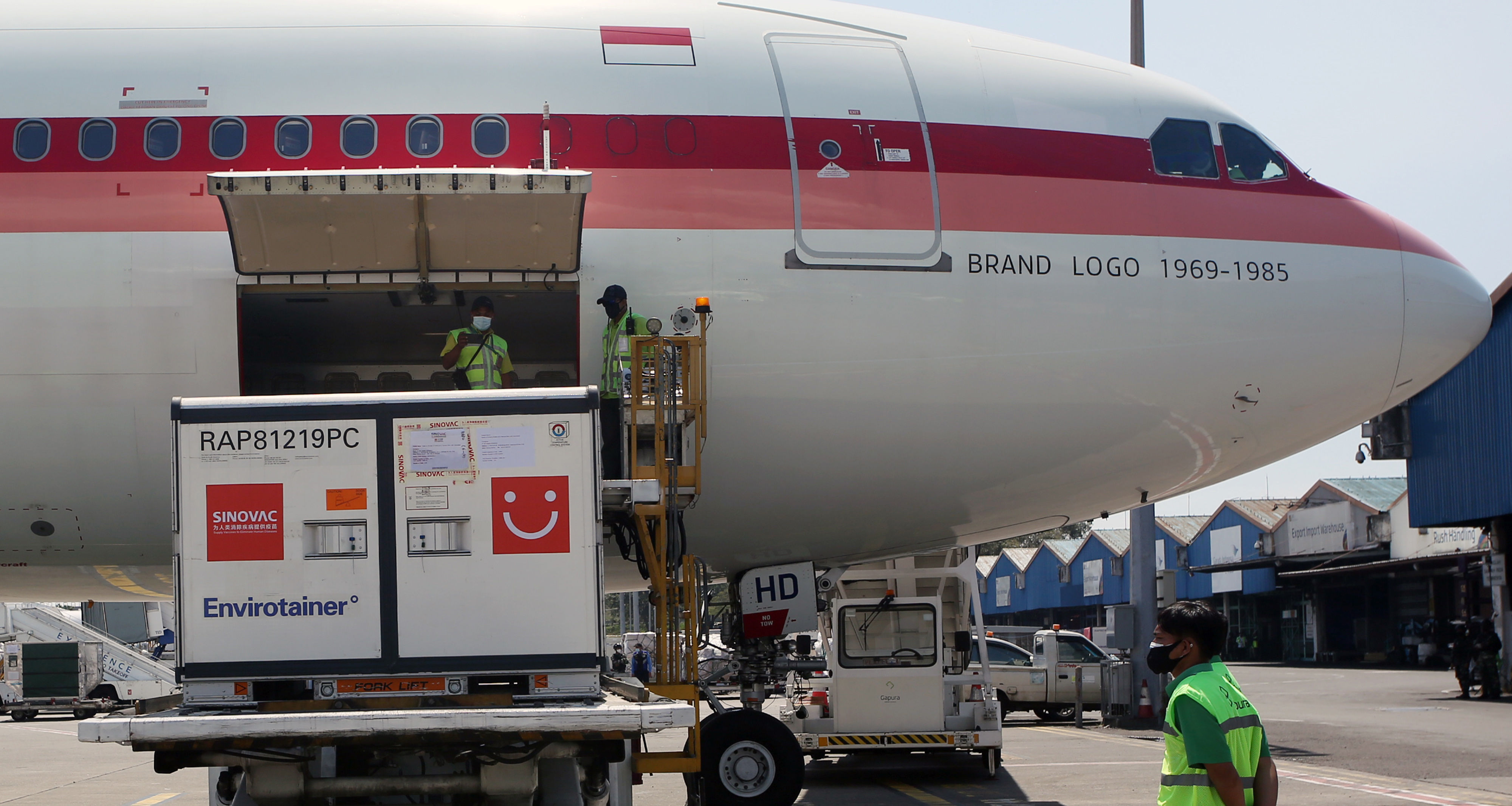  Pekerja melakukan bongkar muat Envirotainer berisi vaksin COVID-19 Sinovac setibanya dari Beijing di Terminal Cargo Bandara Soekarno Hatta.