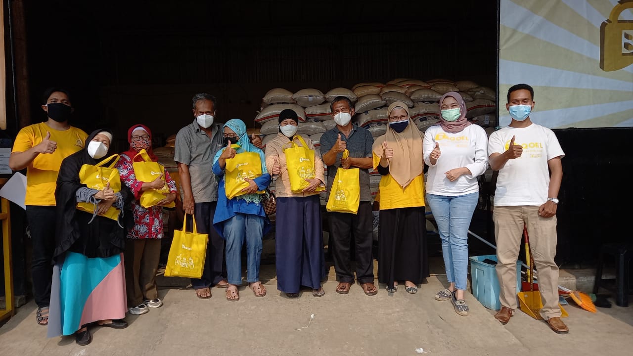 CEO Baqoel, Dhian Arinofa (kedua dari kanan)  dalam acara pemberian bantuan sembako. 