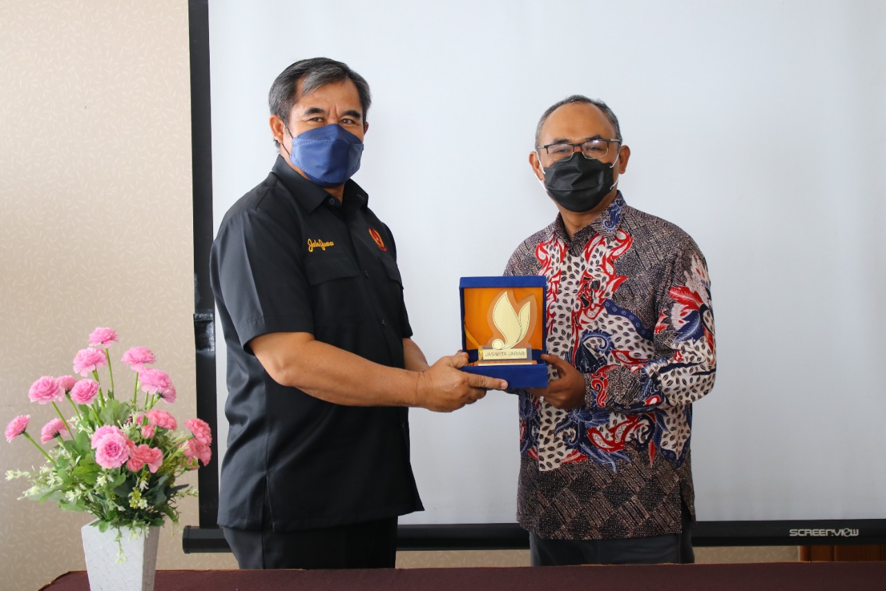  Direktur Utama Jaswita Jabar Deni Nurdyana Hadimin dan Ketua Umum KONI Jawa Barat Ahmad Saefudin seusai menandatangani kerja sama